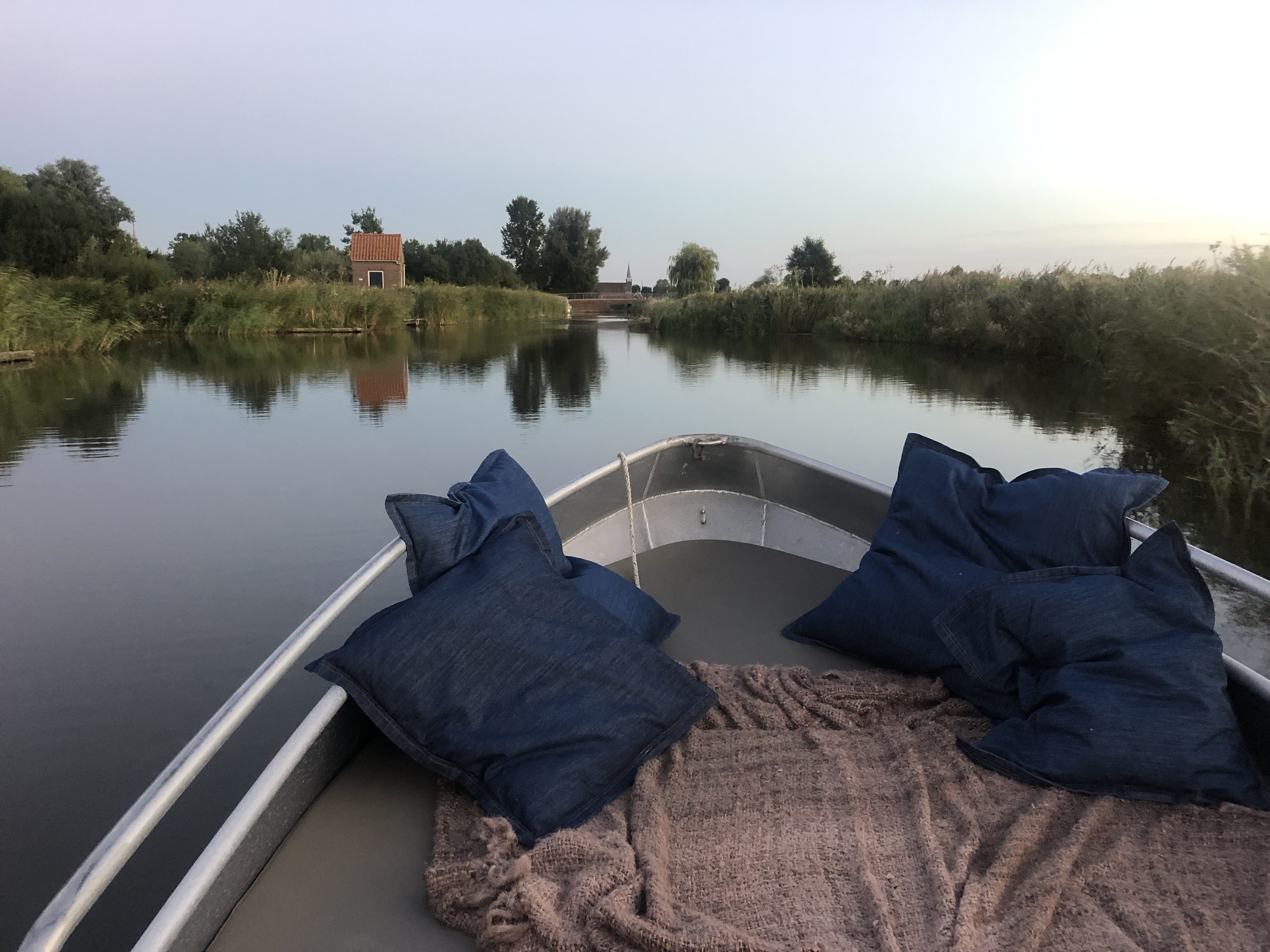 Elektrisch fluisterbootje van Villa Romsicht fluisterbootverhuur in Heeg