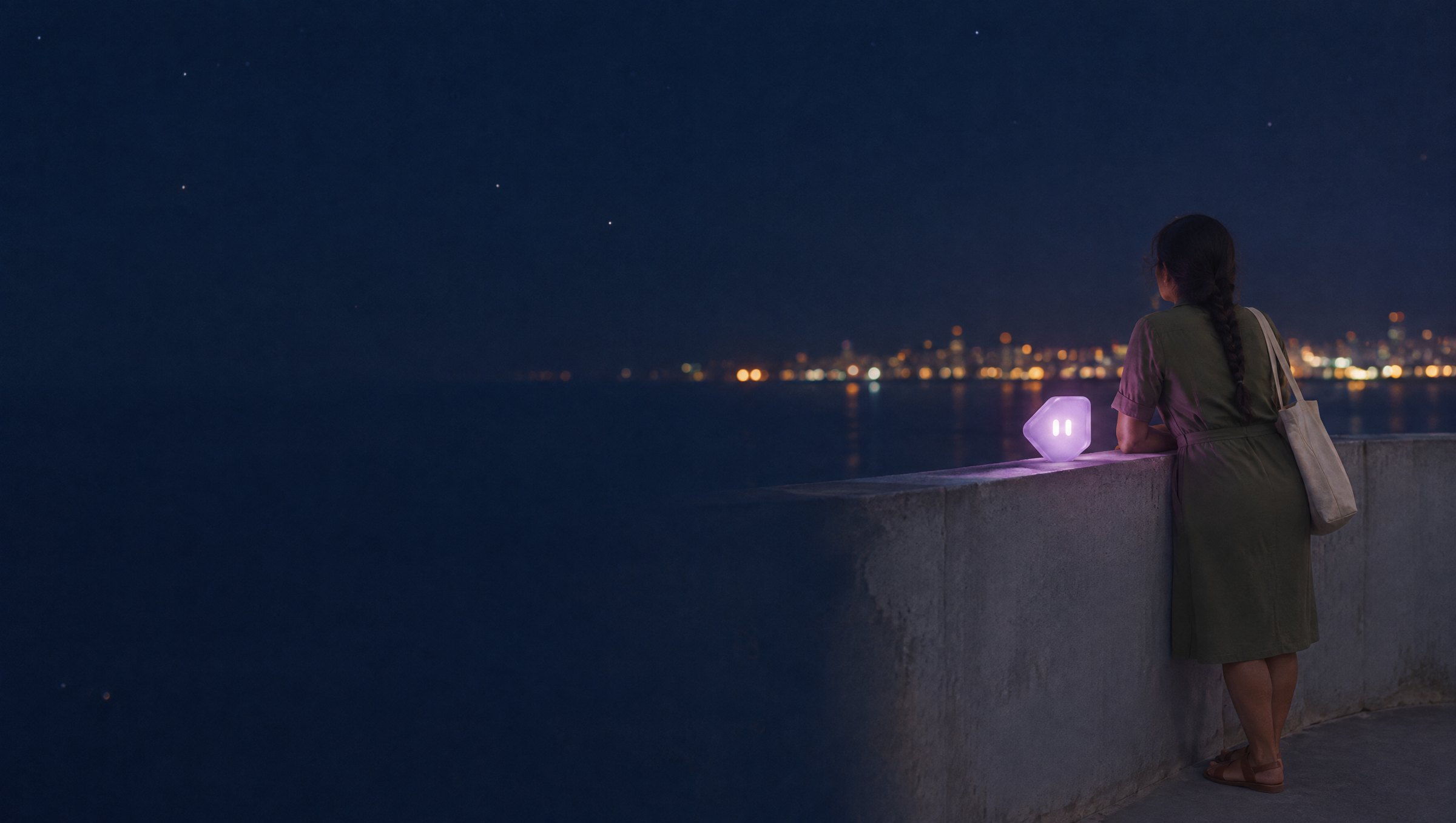 De noche, la dueña de un negocio apoyada en el muro de una azotea, con la ciudad lejos; a su lado, el agente de vidrio lila encendido
