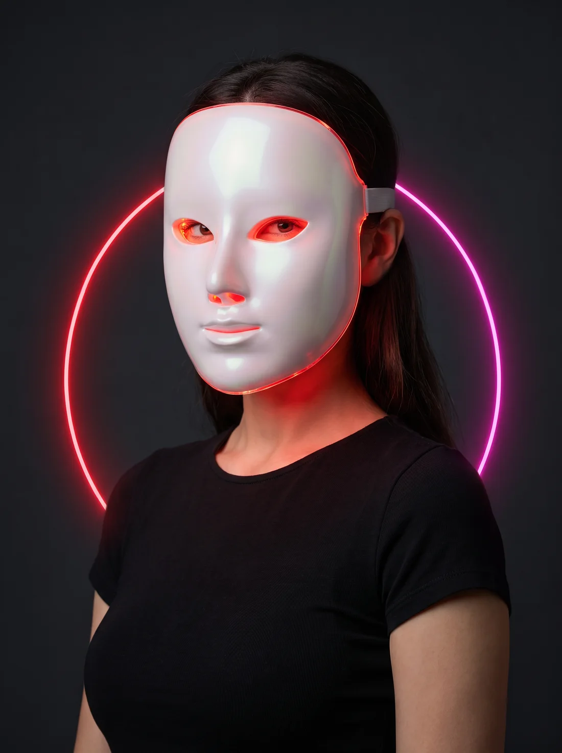 Una modella indossa la maschera AXOGLOW con i LED rossi accesi