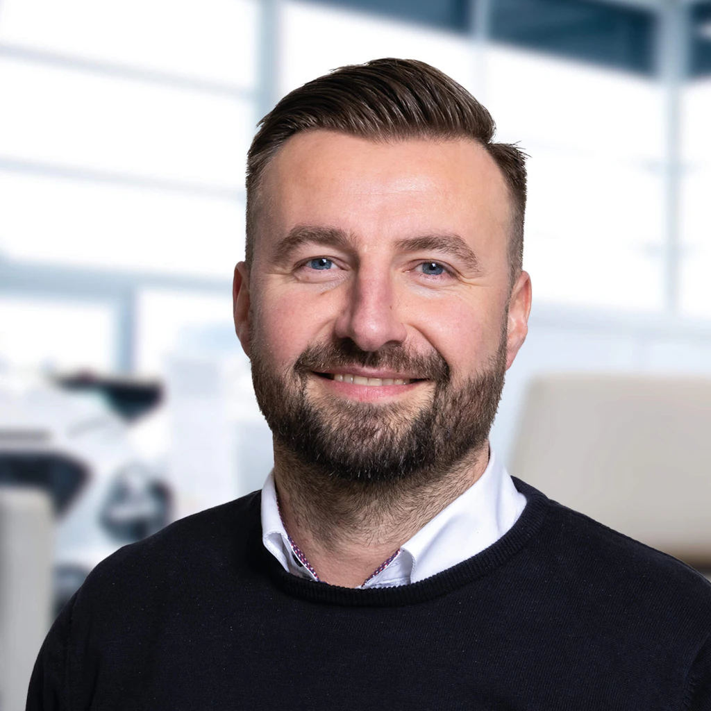 Milko Micanovic · Service Manager