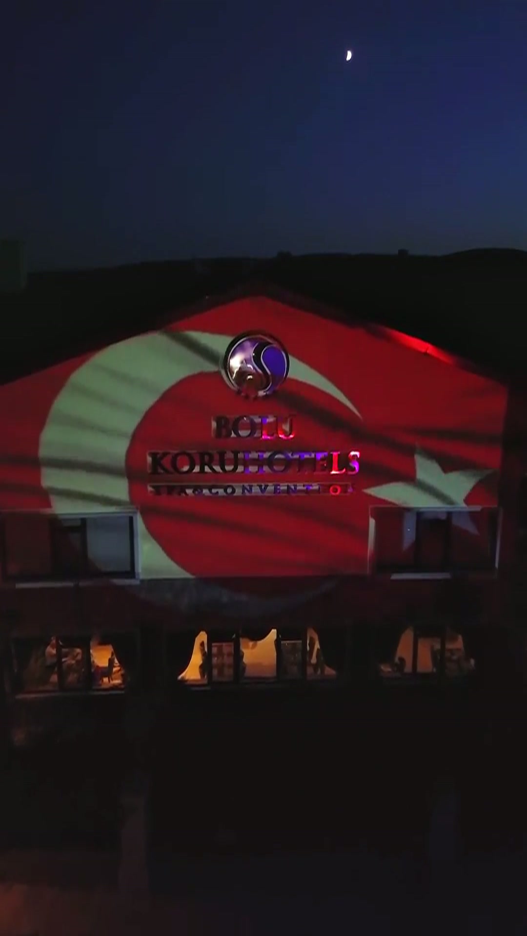 Bolu Koru Otel cephesine yansıtılan Türk bayrağı; Zaferin Işığı uygulama kaydı