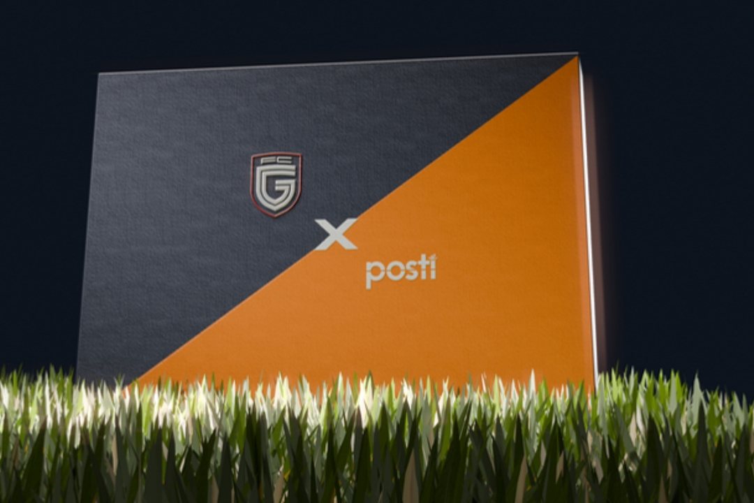 Gilla FC x Posti -pakkauksen 3D-renderöinti nurmella
