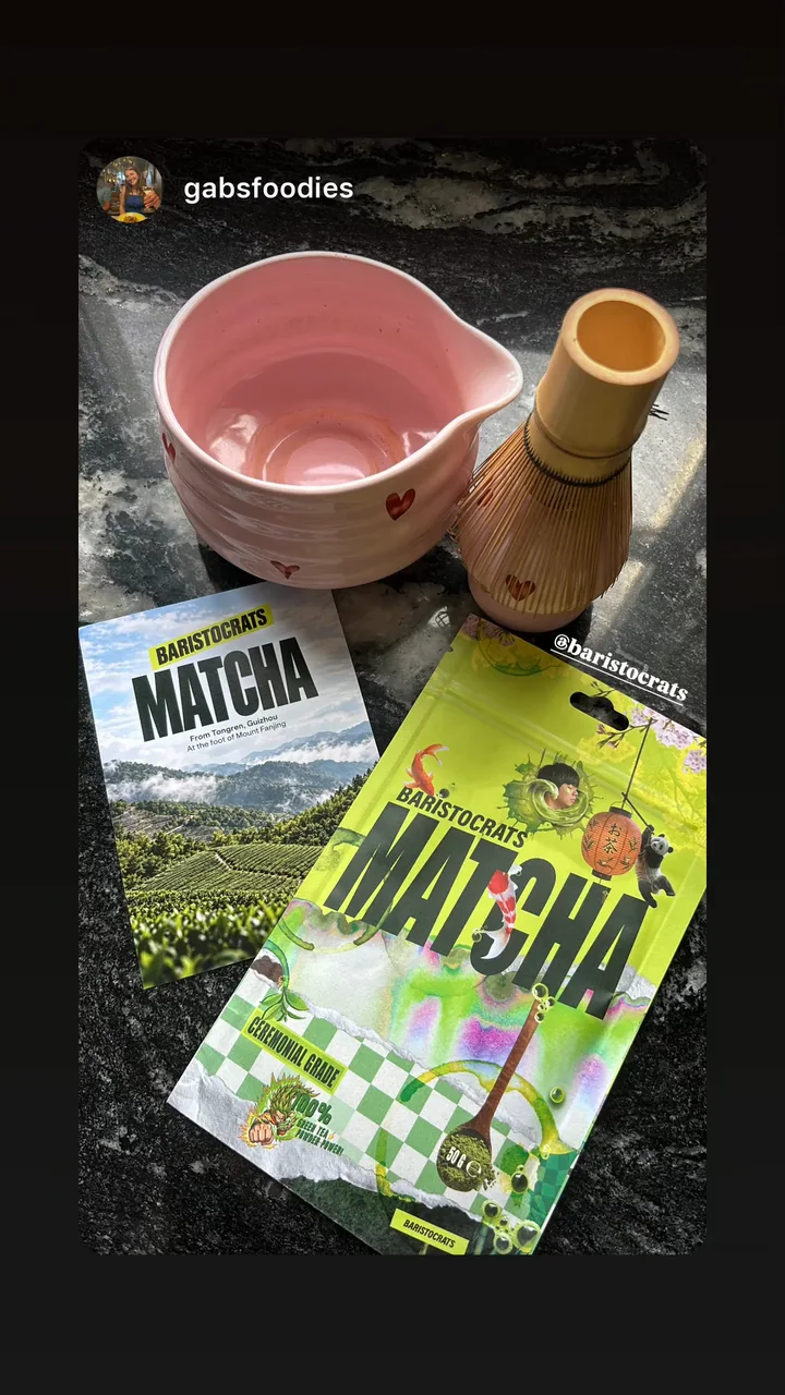 Baristocrats-matcha met kom en bamboeklopper bij Gabsfoodies