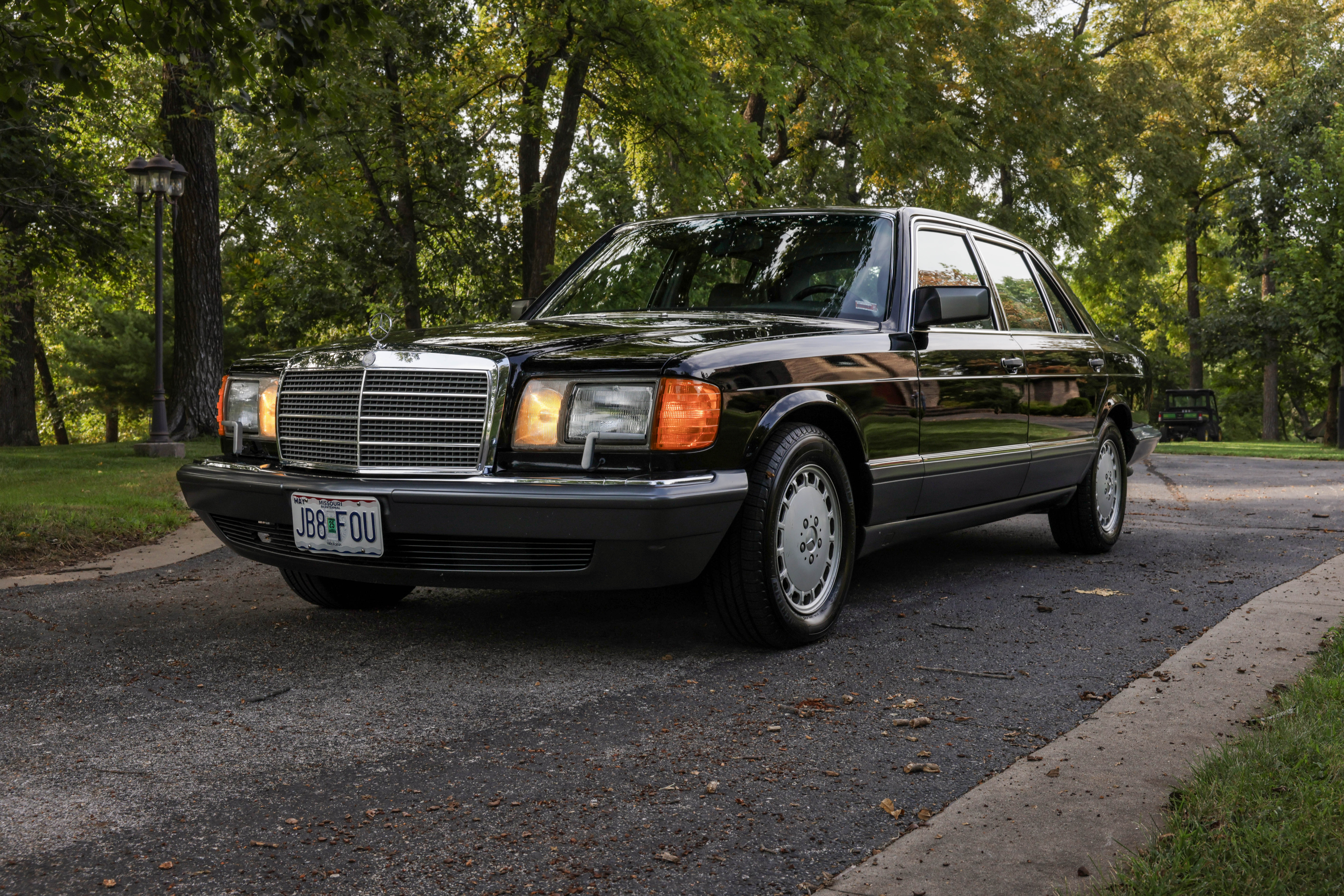 Mercedes-Benz 560 SEL