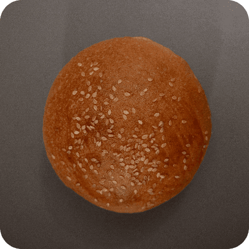 Panecillo de brioche de masa madre con ajonjolí, ideal para hamburguesas artesanales o sándwiches.