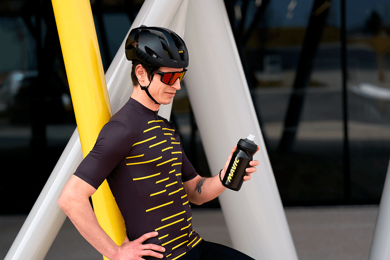 Photographie commerciale lifestyle avec homme et bidon de vélo 1