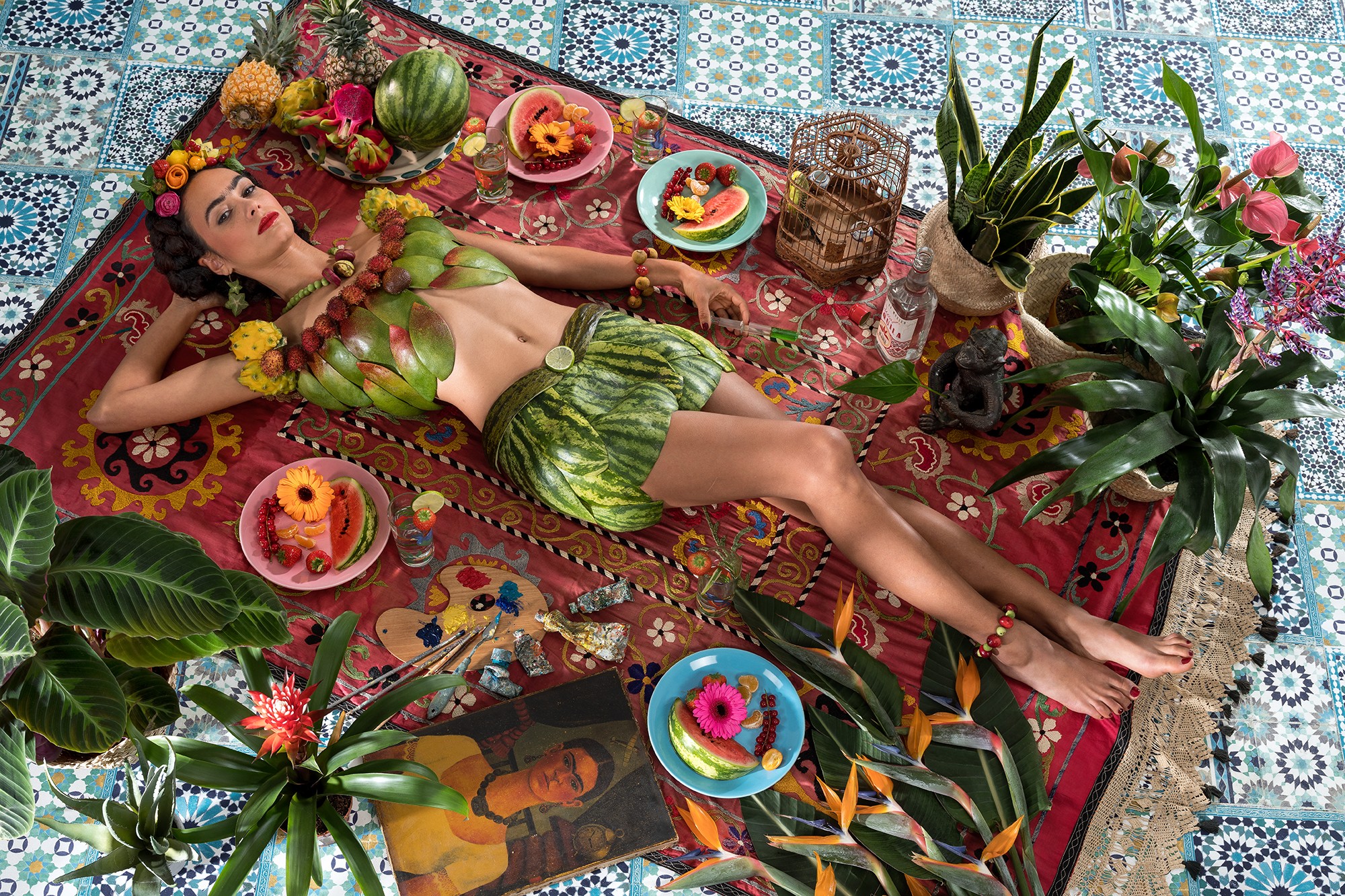 Jeune fille appuyée contre un mur jaune et rouge dans un village, photographiée par Frédéric Bourcier lors d’un reportage documentaire.