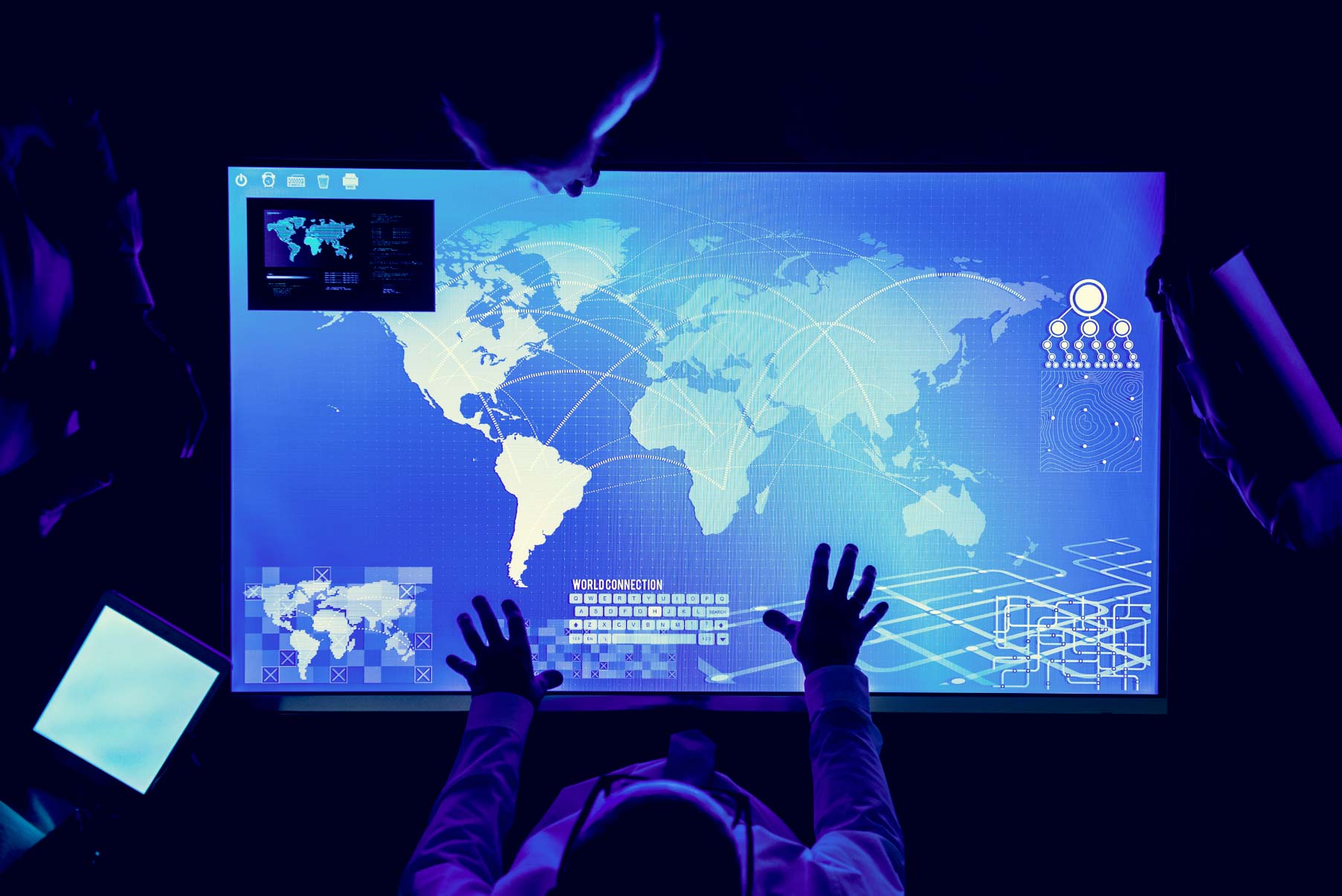 Zespół specjalistów analizujący interaktywną mapę połączeń sieciowych na dużym ekranie podczas prototypowania i planowania globalnej strony internetowej