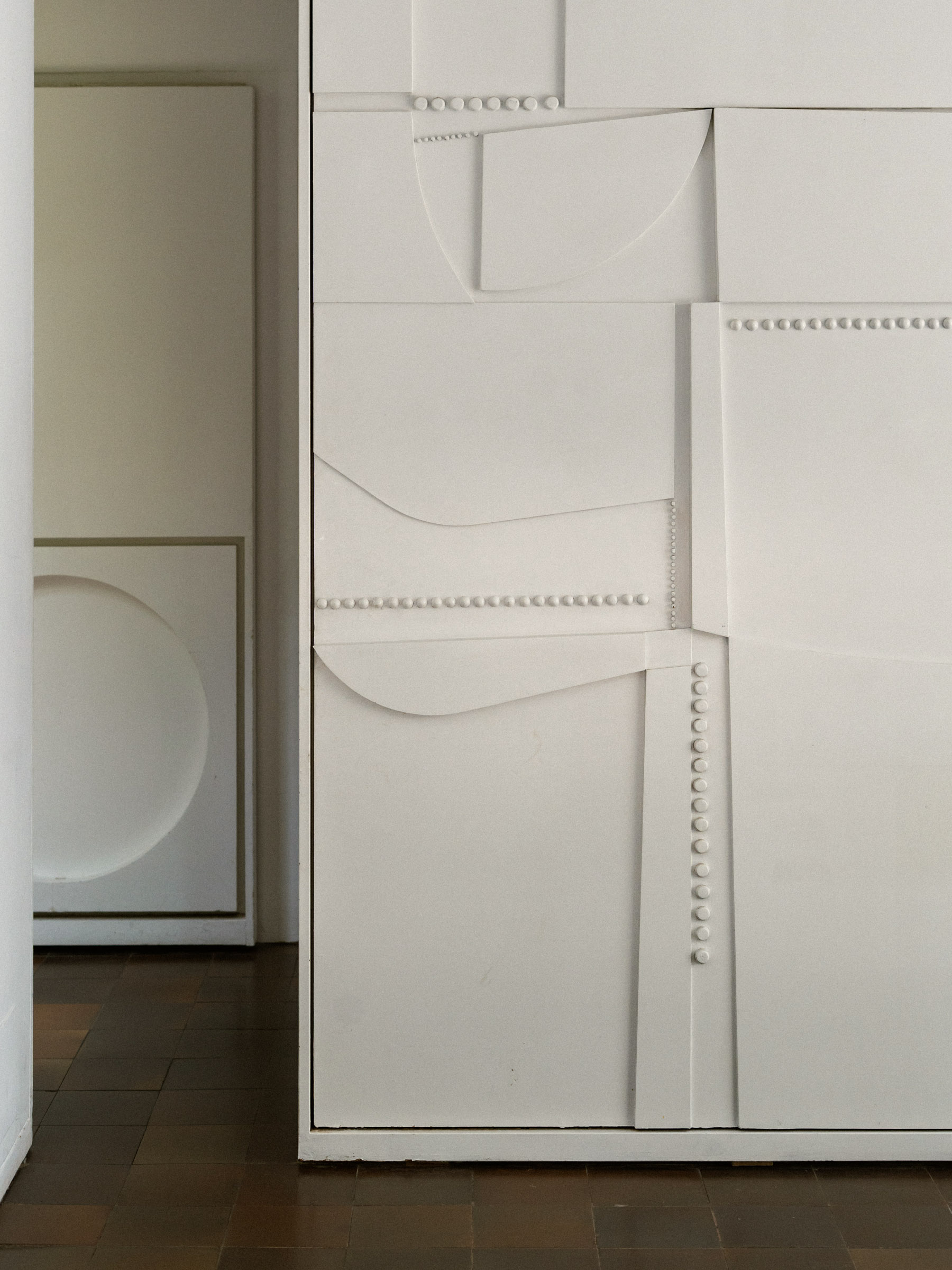 White sculptural wall and interior detail inside Casa Carvajal.