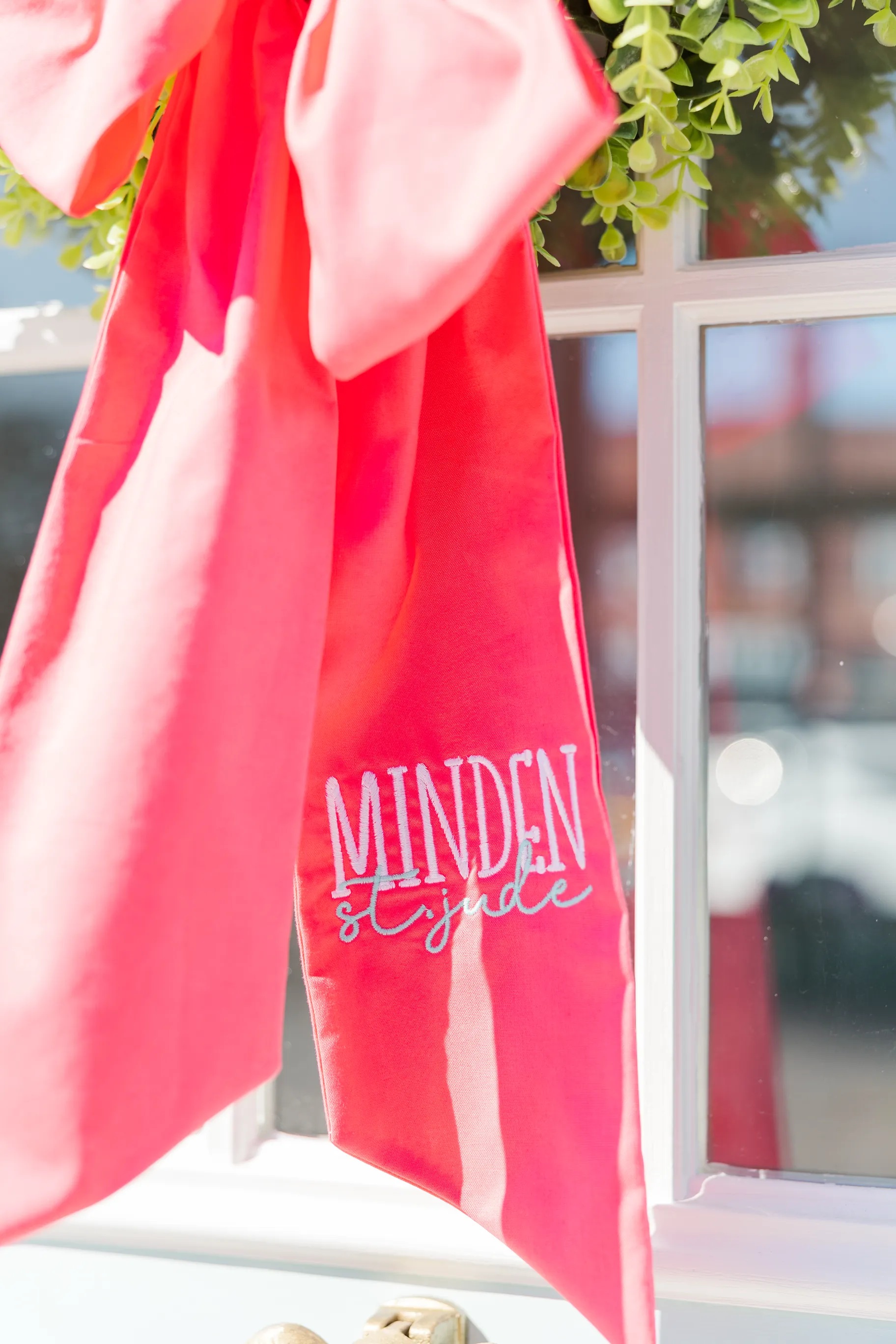 Luxury table setting by Sarah Overall Events with pink embroidered napkins, gold-rimmed plates, floral arrangements, and personalized menus in Shreveport.