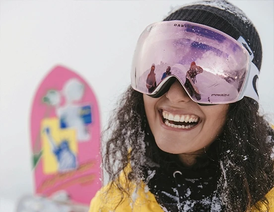 Femme avec casque et masque de ski disponibles en location sur jam