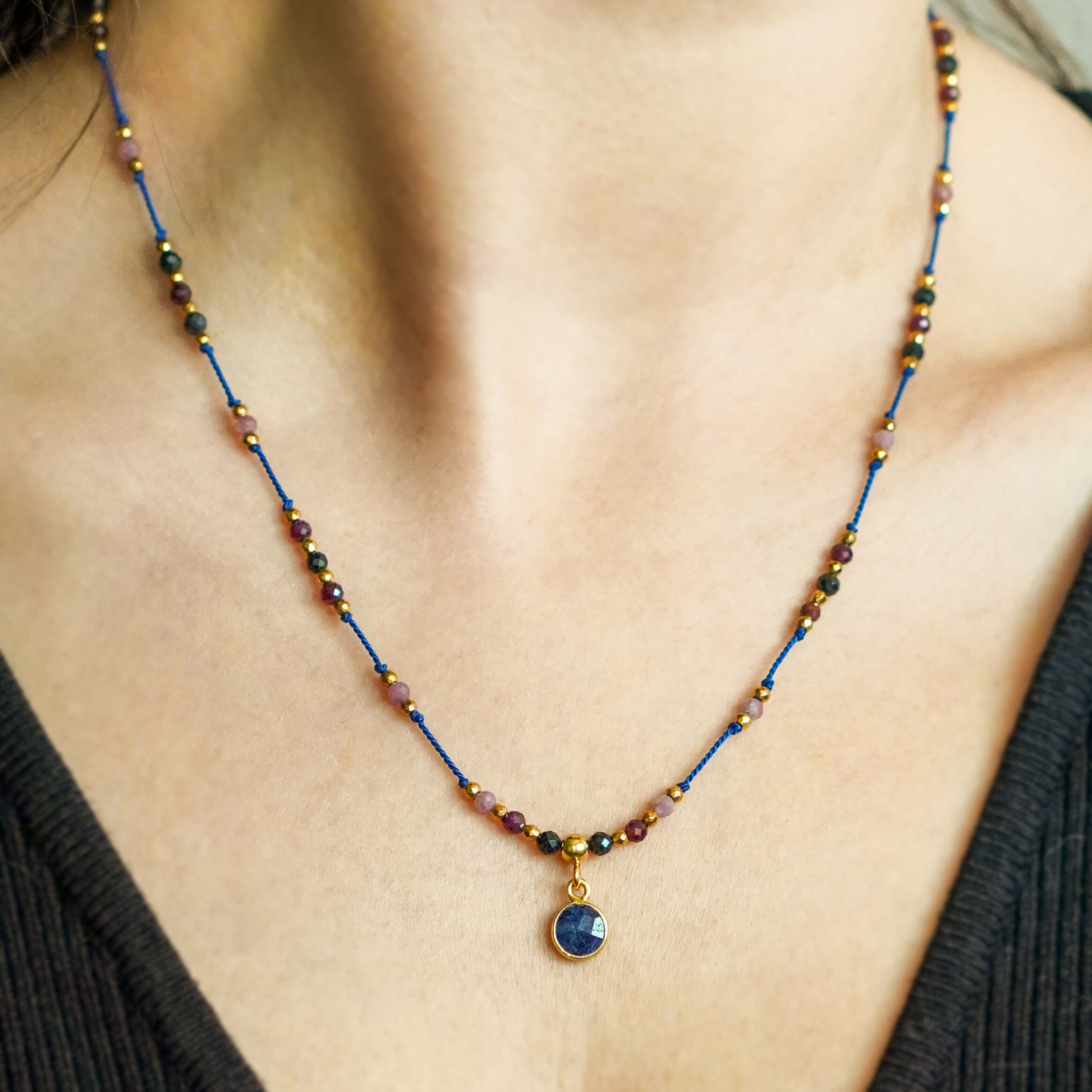 Ręcznie robiony naszyjnik boho choker regulowany z kamieniami naturalnymi