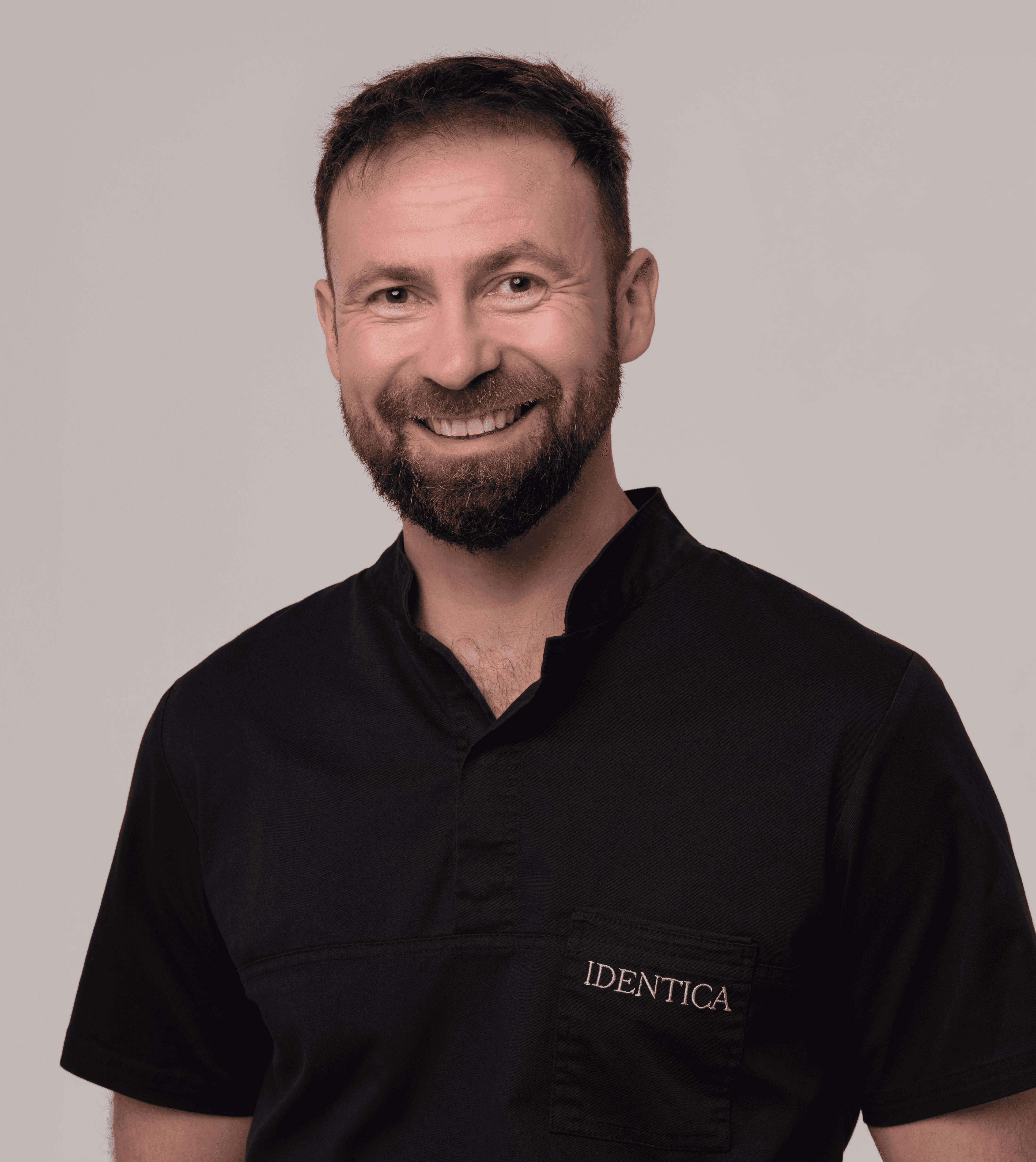 Damian Czołgosz - lekarz dentysta, w 2008 roku ukończył z wyróżnieniem akademię muzyczną w gdańsku