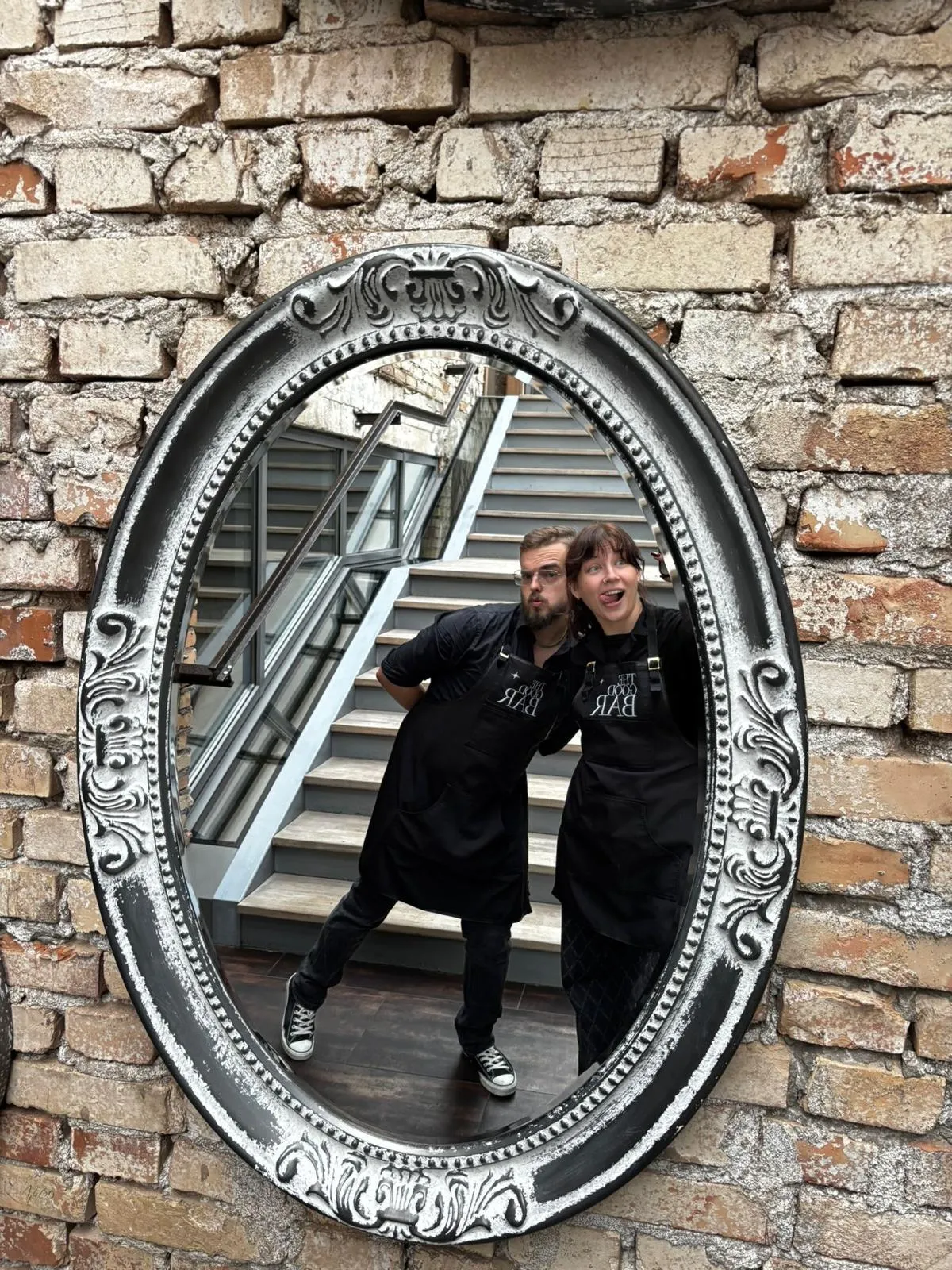 Barman na wesele prowadzący pokaz barmański, zachwycający gości.