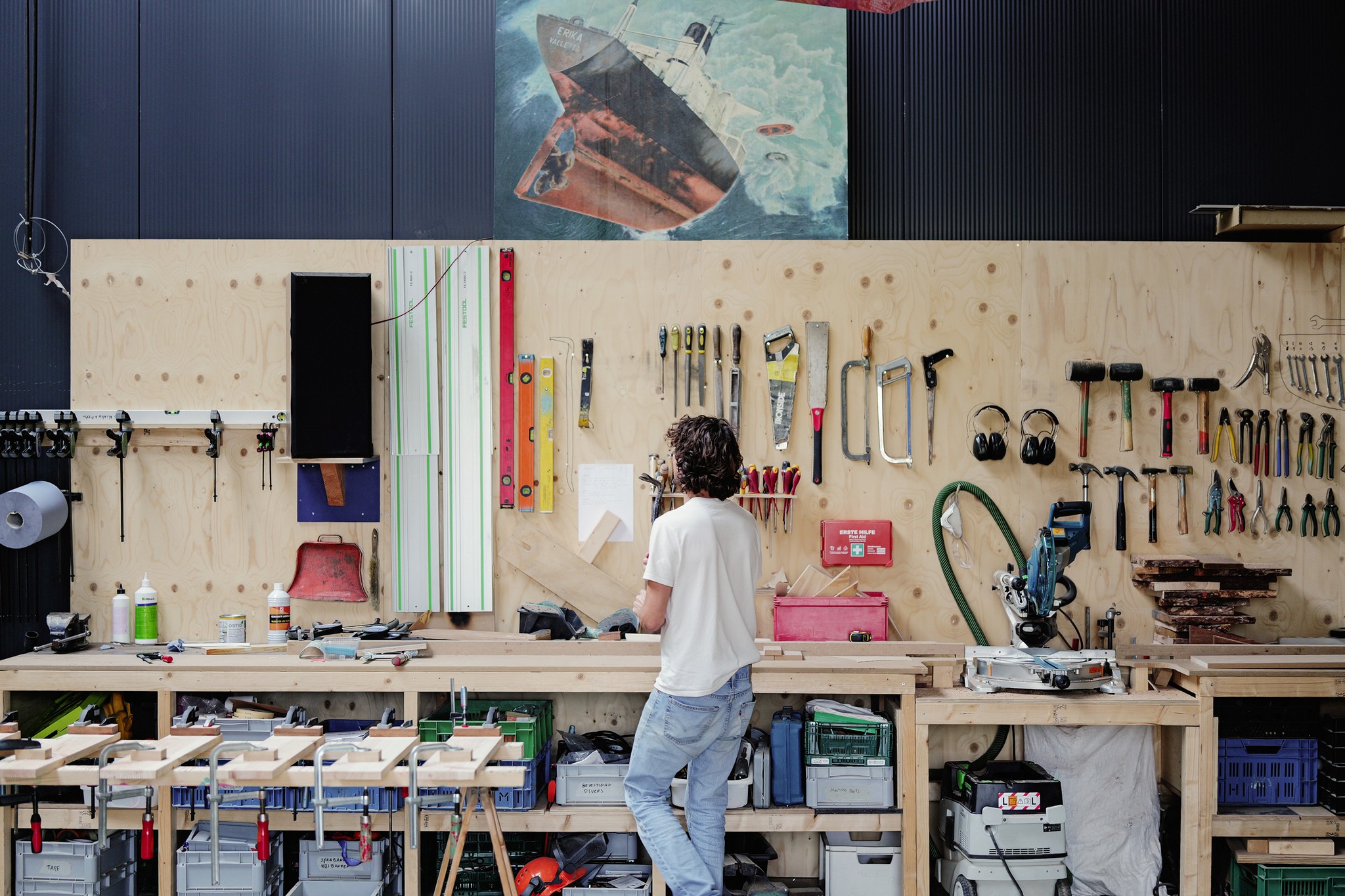 Studio Klinkenberg Lysander bij werkbank