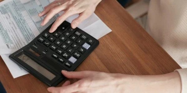 Tabla comparativa de contribuyentes obligados y exentos de la Operación Renta en Chile según el SII.