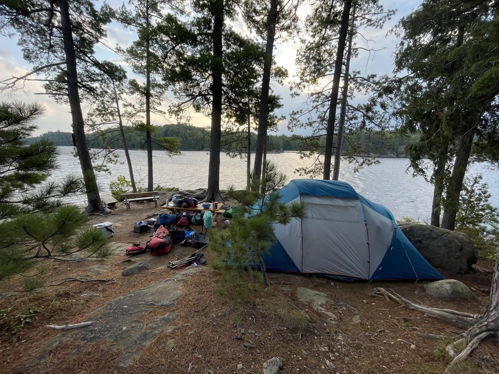 Canot camping poisson blanc