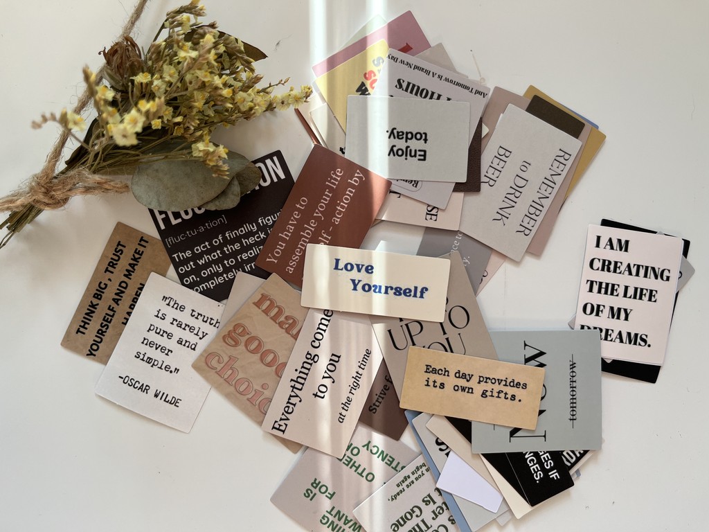 Tło z rozrzuconych inspirujących cytatów.