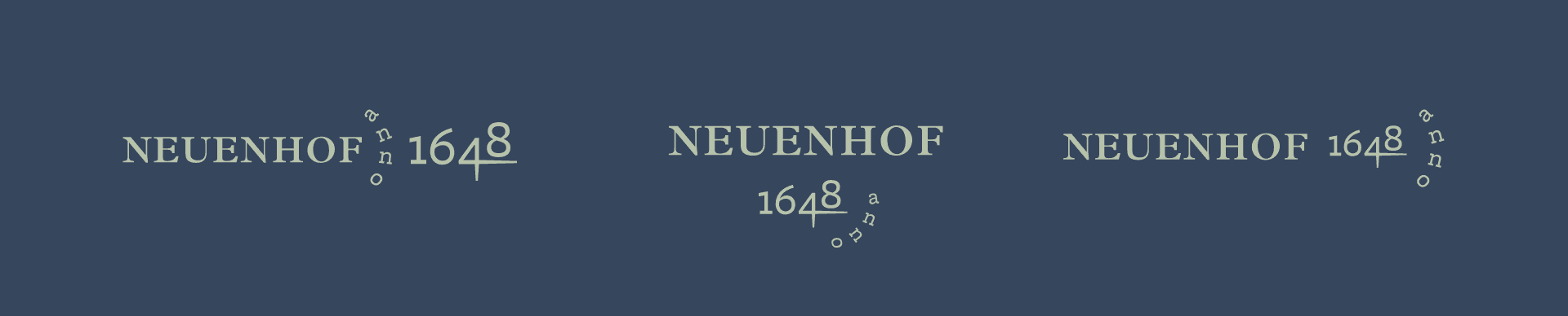 Drei Logovarianten fuer ein Ferienhaus nebeneinander auf blauem Hintergrund 