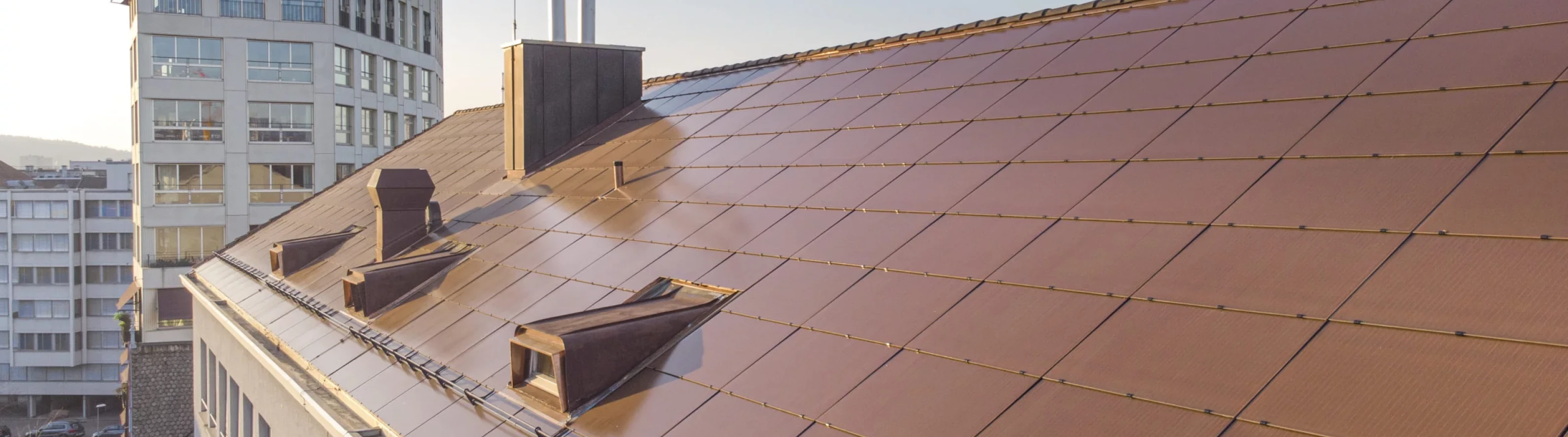 Un tetto coperto di pannelli fotovoltaici marroni