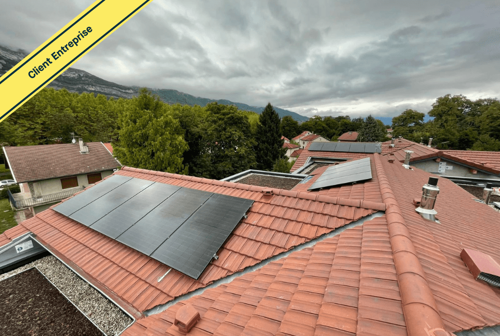 Photo d'un toit d’une entreprise à Varces-Allières-et-Risset en France équipée de panneaux photovoltaïques dont l'installation a été faite par Solarock.