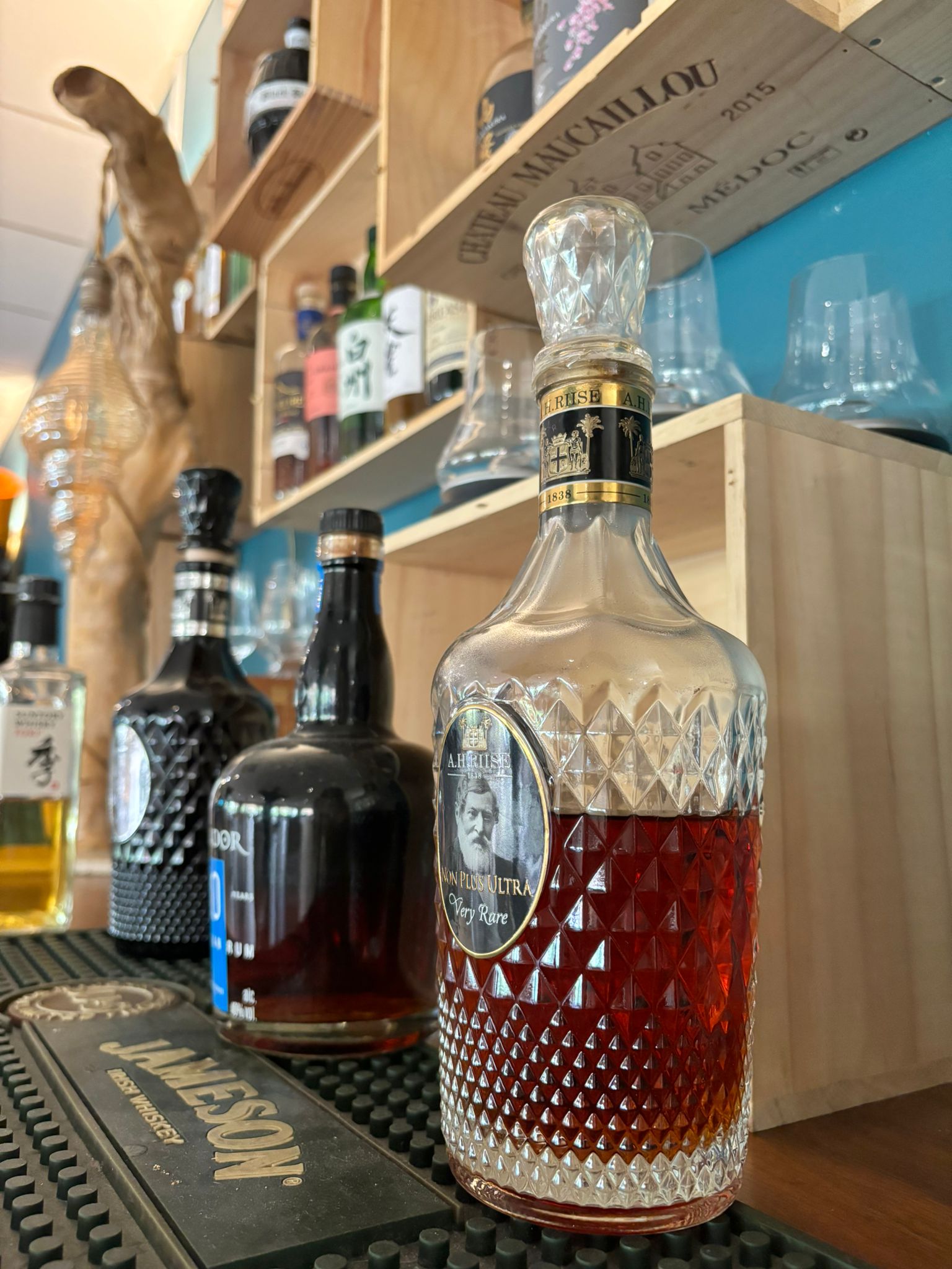 Une magnifique bouteille en verre avec un breuvage pour des magnifique apéro
