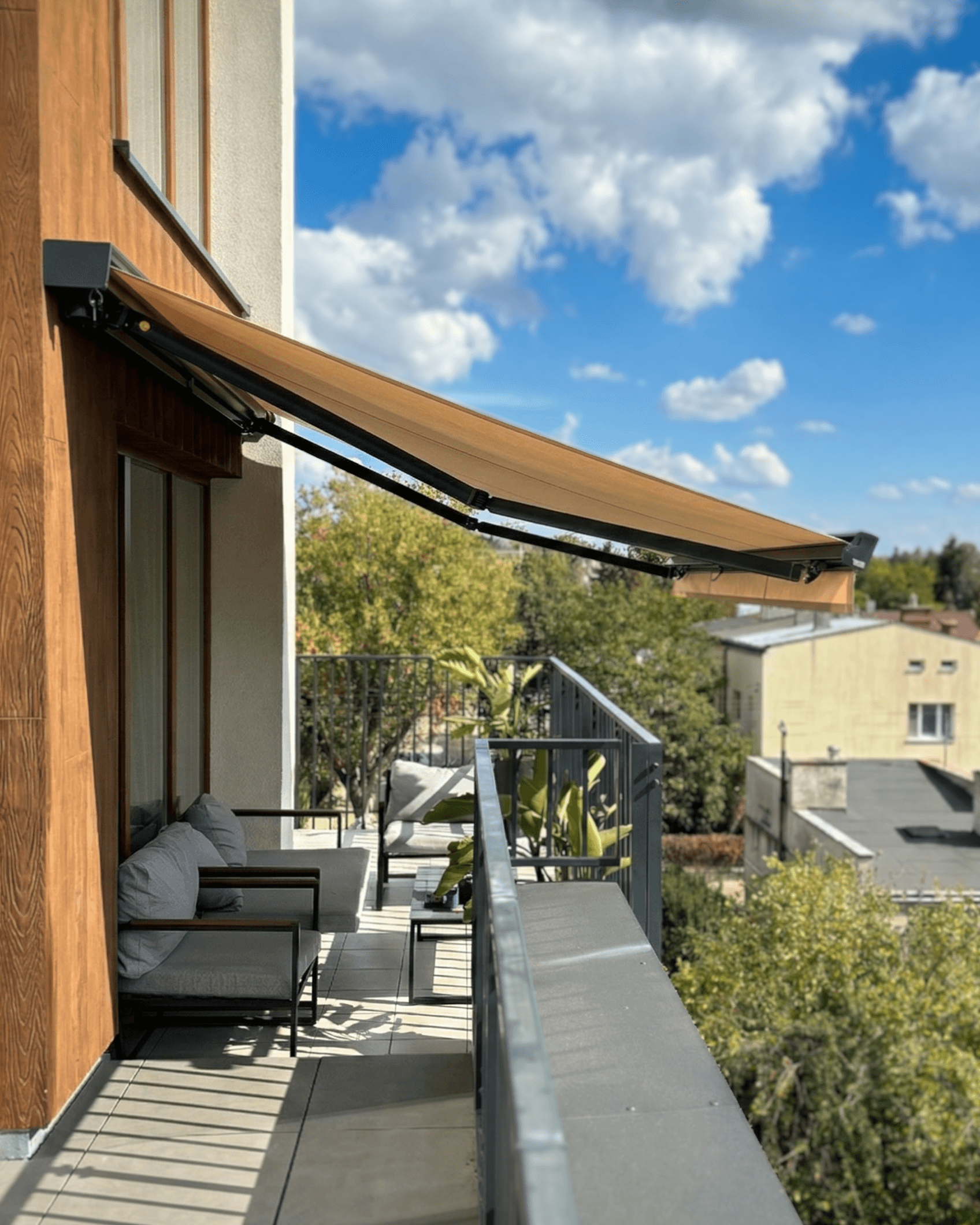 Beżowa markiza tarasowa rozłożona nad balkonem z nowoczesnymi meblami ogrodowymi. HeyShade Pruszków – stylowa ochrona przed słońcem w apartamentach i domach.