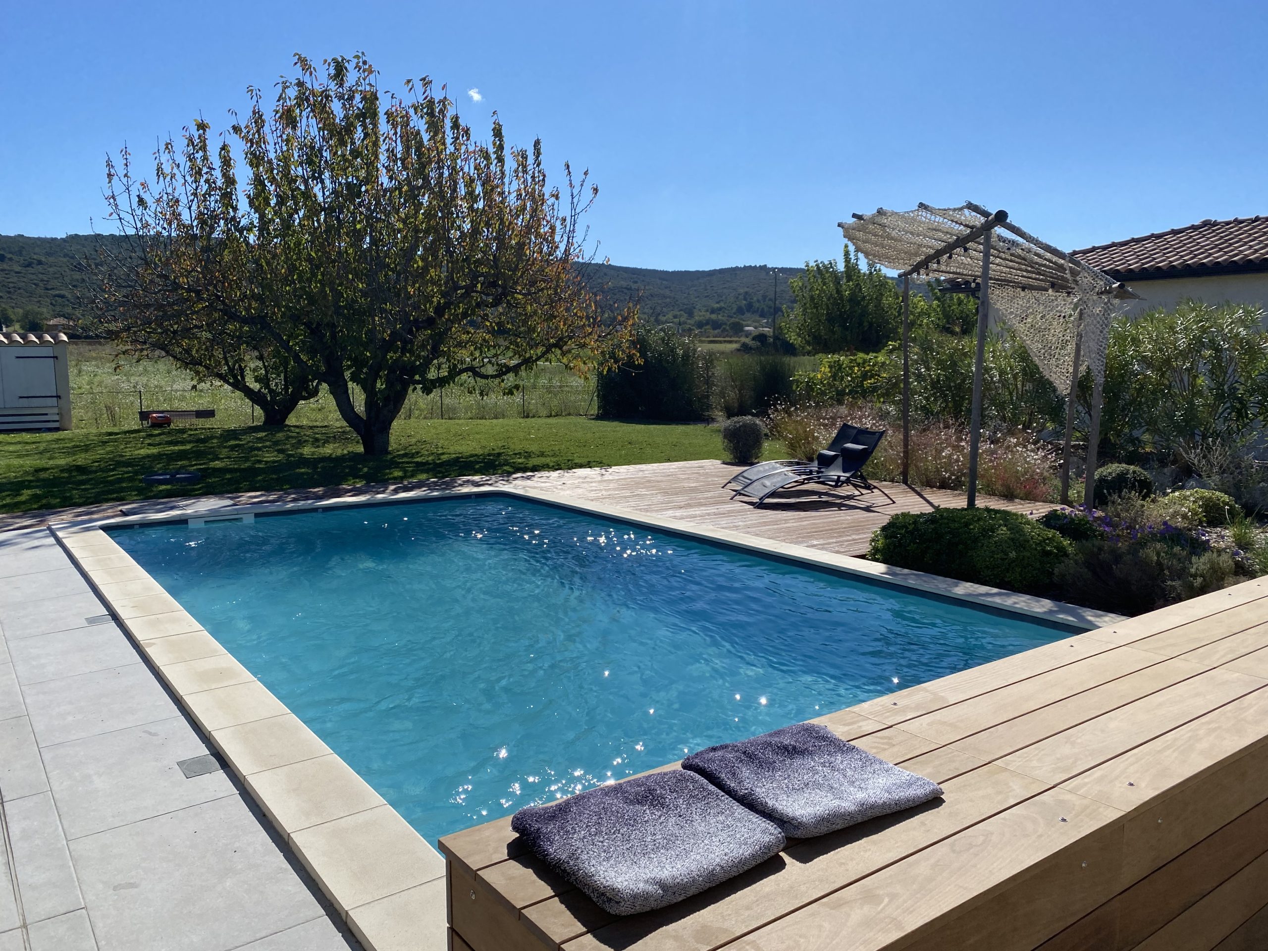 Piscine extérieure avec vue panoramique et transats