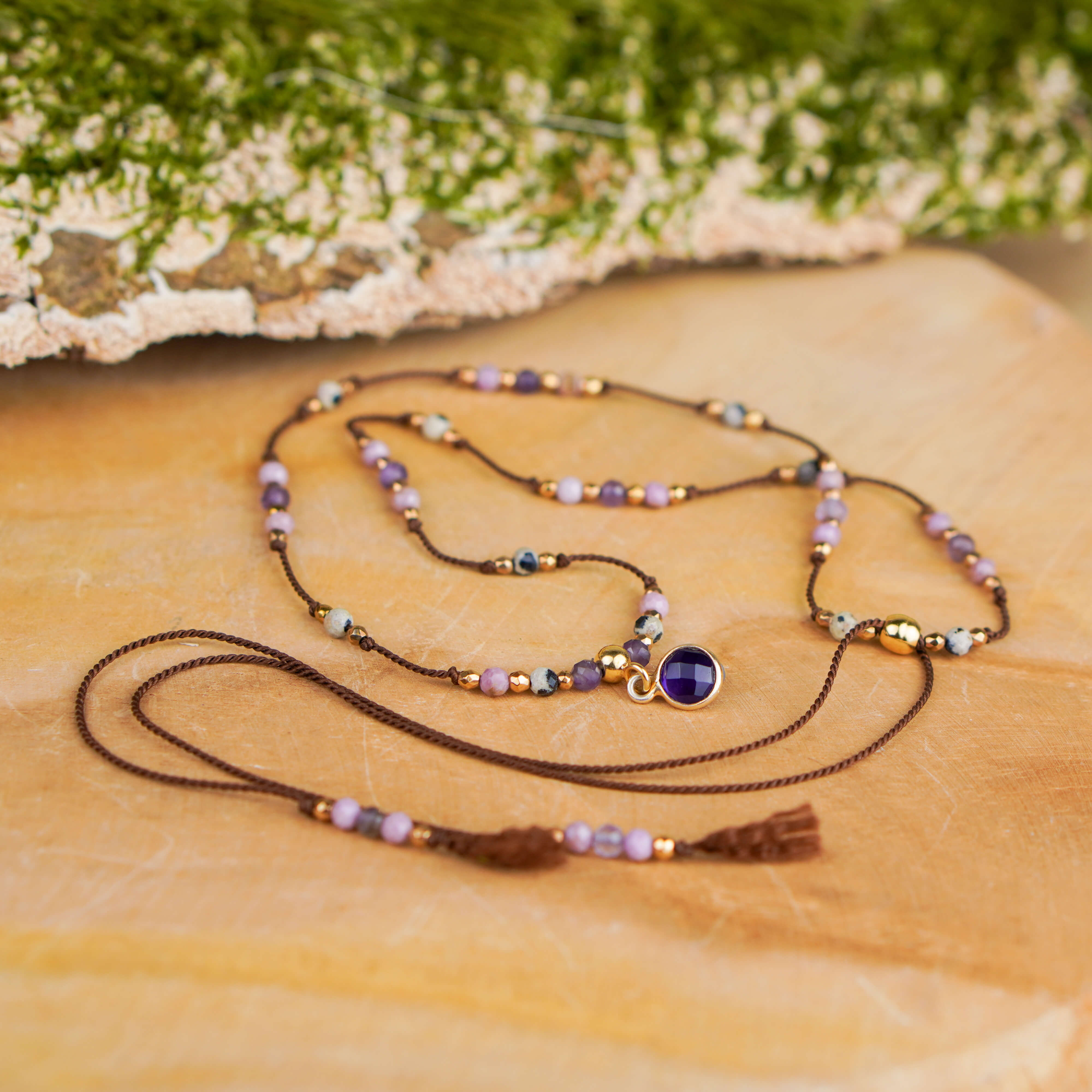 Ręcznie robiony naszyjnik boho z ametystu na brązowym sznurku jedwabnym z kamieniami naturalnymi