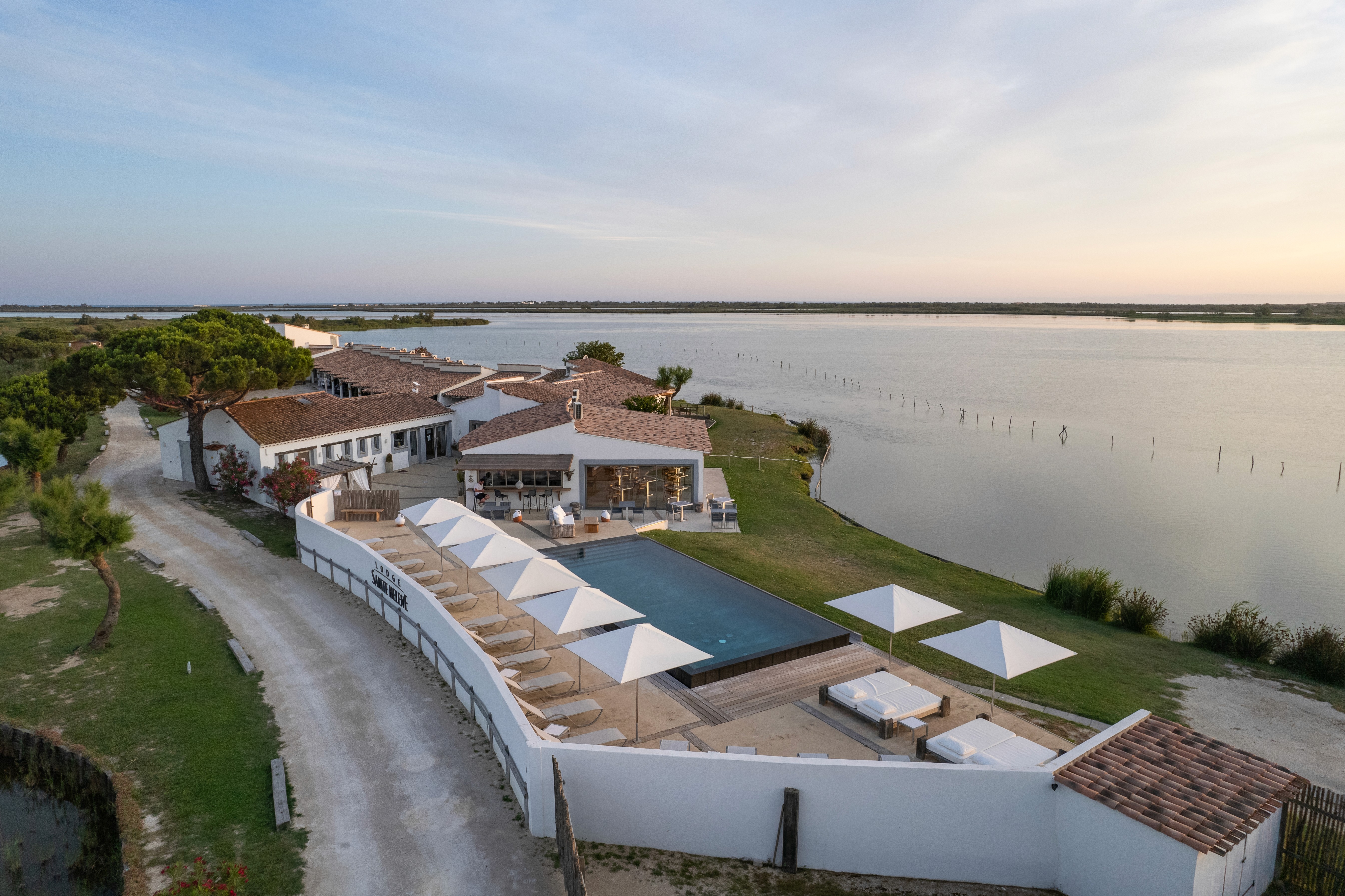 Vue aérienne du Lodge Sainte-Hélène, lodge avec piscine au cœur de la Camargue
