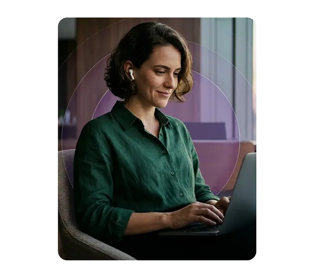 Rapaz sorridente usando celular