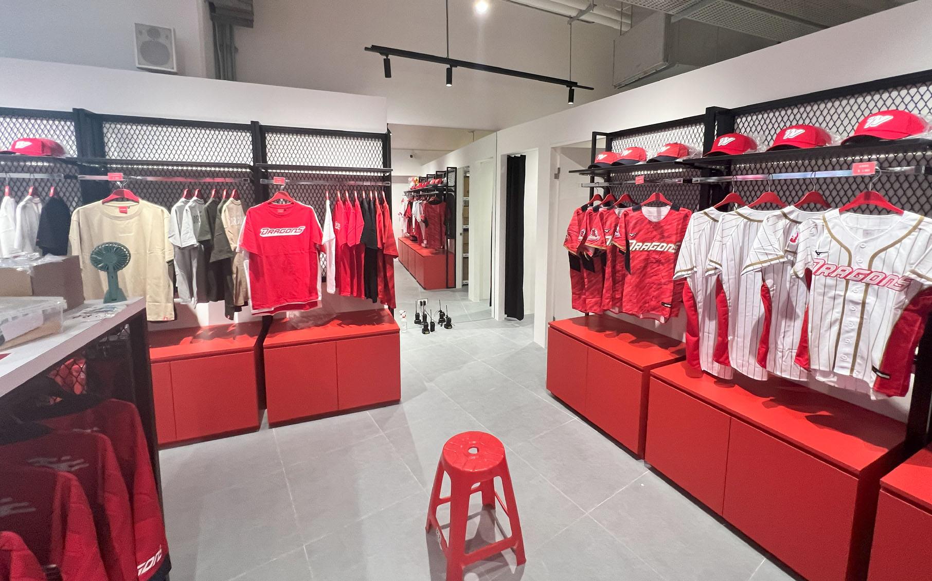 棒球場周邊商品店設計案例：營造熱情購物氛圍，販售多樣球隊紀念品