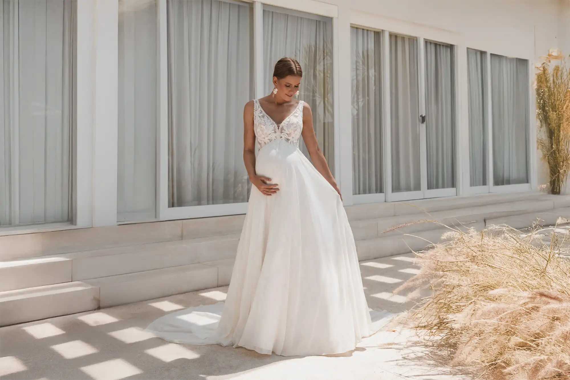 Brautkleid für Schwangere mit fließender Silhouette