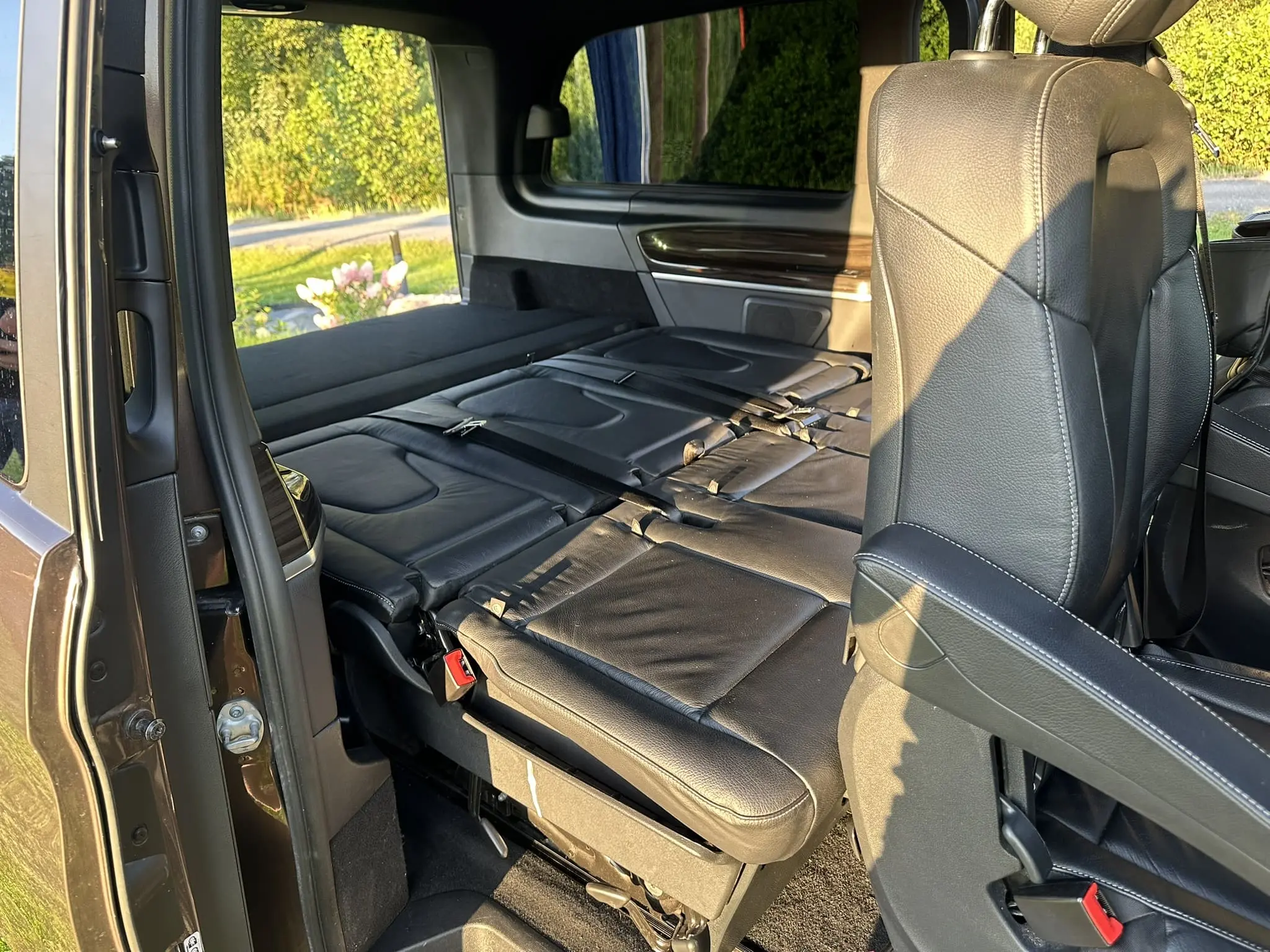 Mercedes-Benz V-250 väikebussi istmed volditud lamamisasendisse – paindlik salong reisimiseks