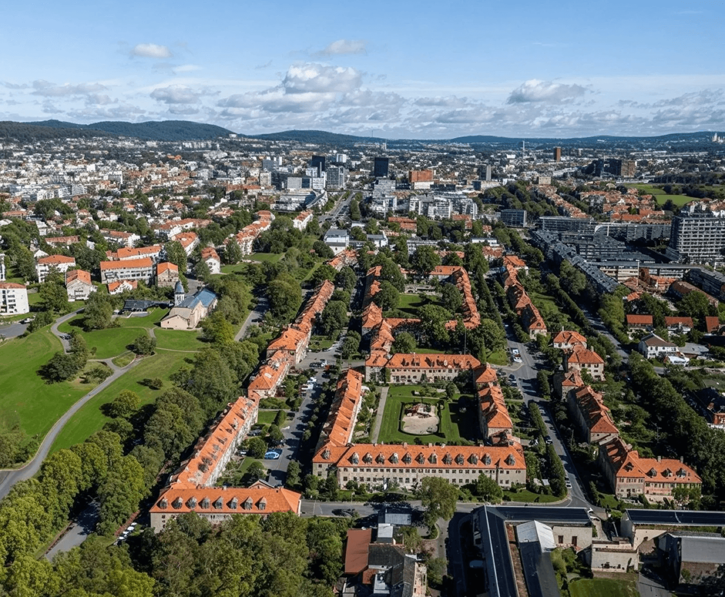 Luftfoto av Lille Tøyen Hageby med lave bygg og grønne gårdsrom