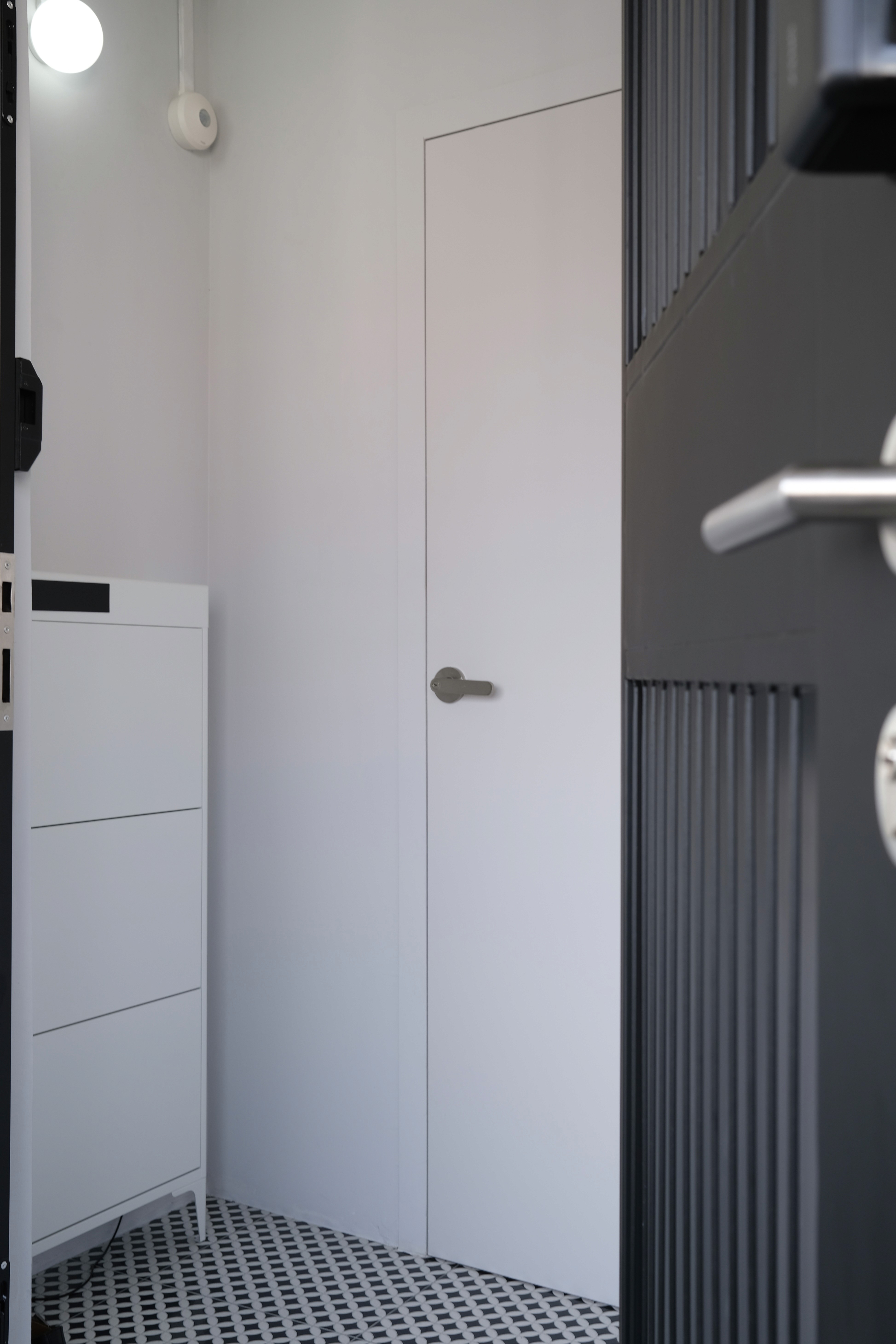 Clean and light-filled, this minimal utility space is organised around daily rituals, where material restraint and careful proportion take precedence. A subtly slanted entrance wall, informed by Feng Shui principles, gently guides movement and spatial flow.