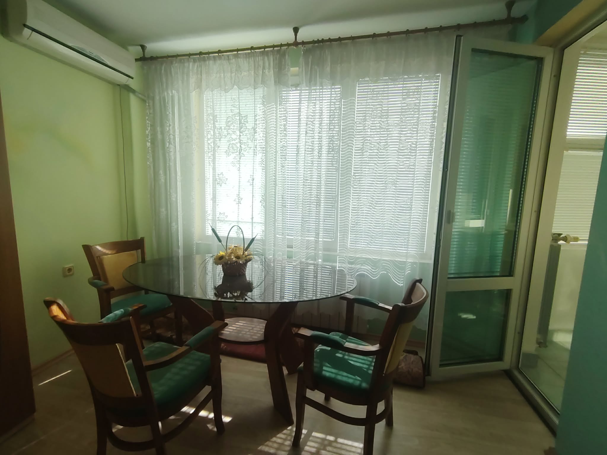 Трапезария с двустаен апартамент под наем до Билла Възраждане