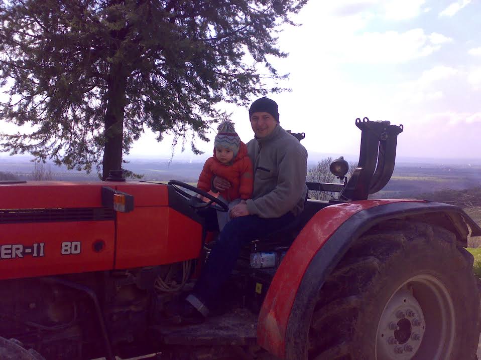 daniene de lellis proprietario e figlio su trattore