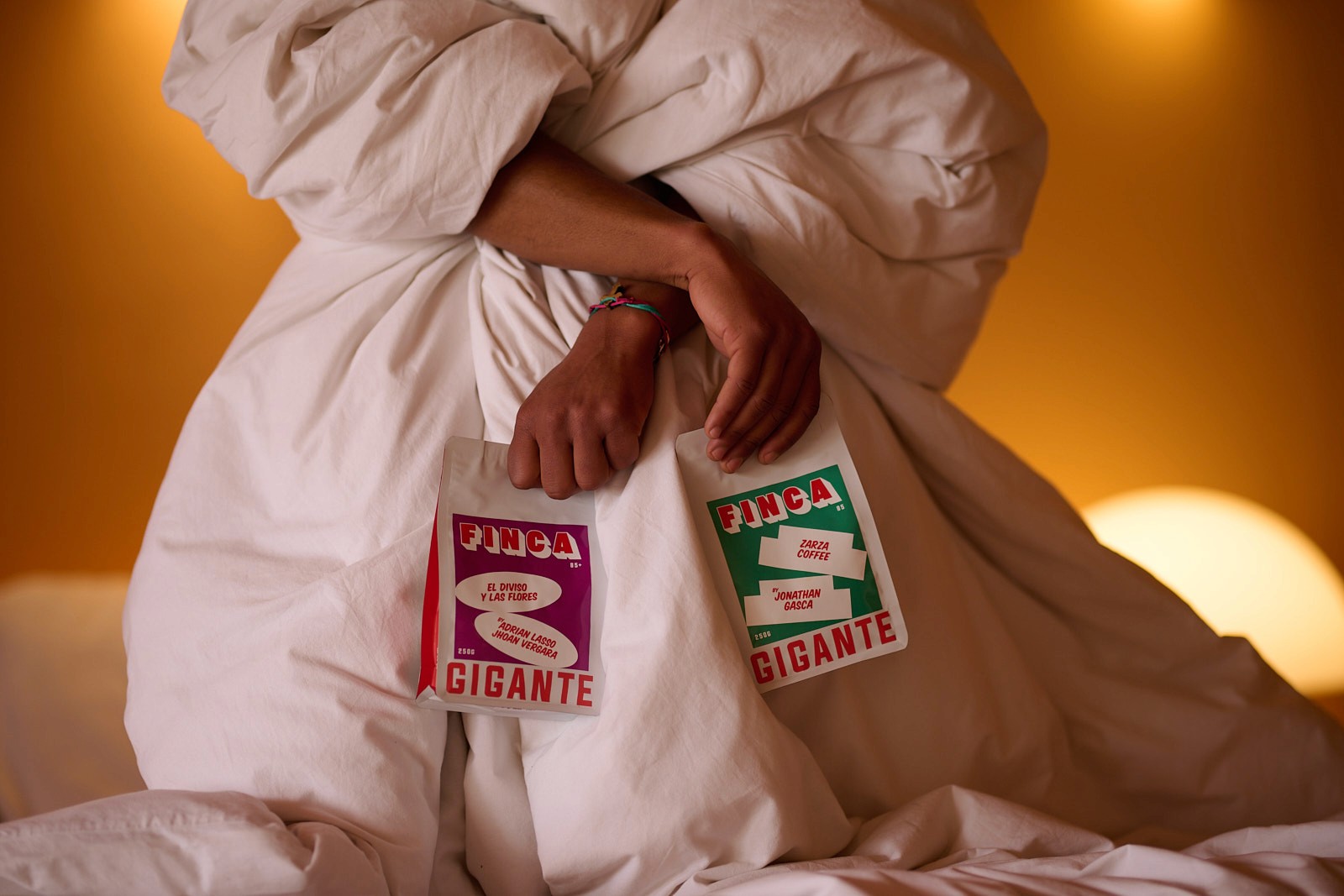Branding de Gigante Coffee: bolsas de café Finca sobre un edredón, dirección de arte de Eduard Padrós