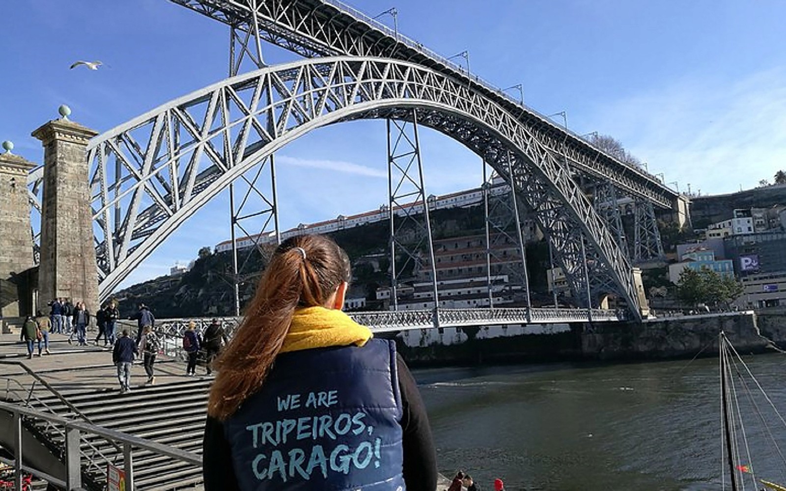 在葡萄牙波尔图参加导览赛格威之旅时，游客观赏Dom Luís I大桥。