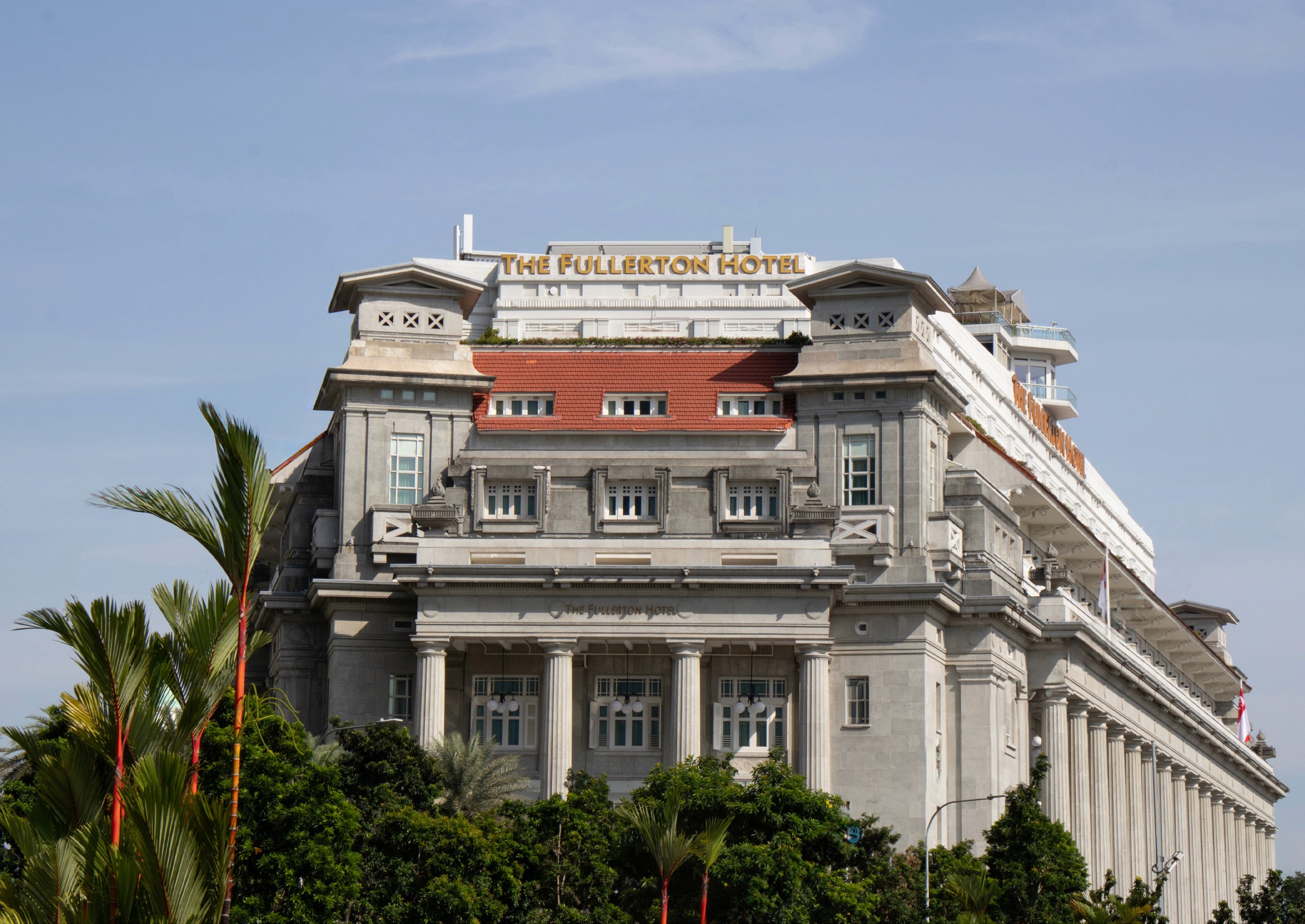 Wide angle photograph shot of fullerton hotel in Singapore