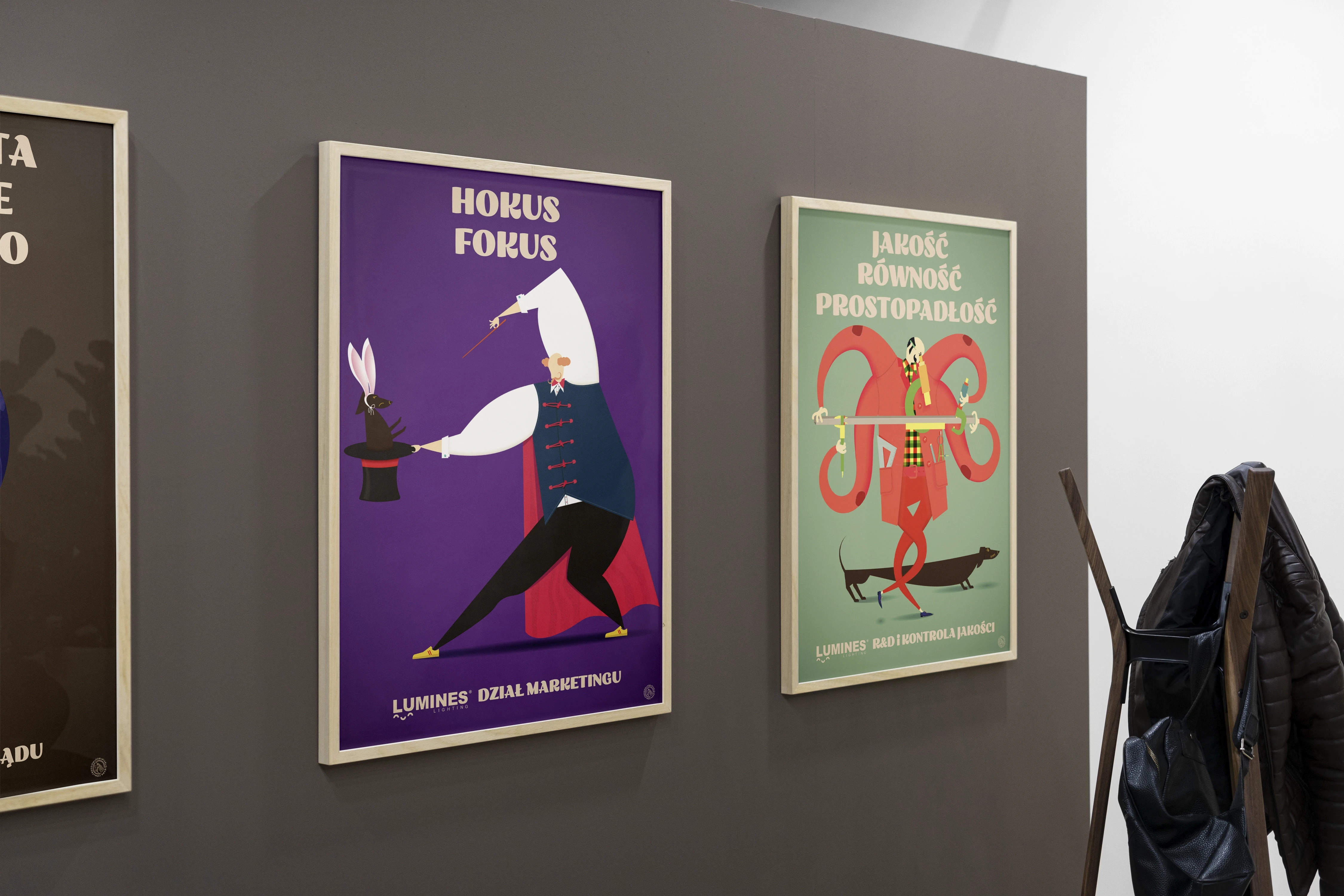 Trzy plakaty. Czarownik wyciągający królika z kapelusza i tekst Hocus Focus, na kolejnym plakacie człowiek ośmiornica z różnymi przyrządami w rękach. Hasło Wolność, równość, prostopadłość