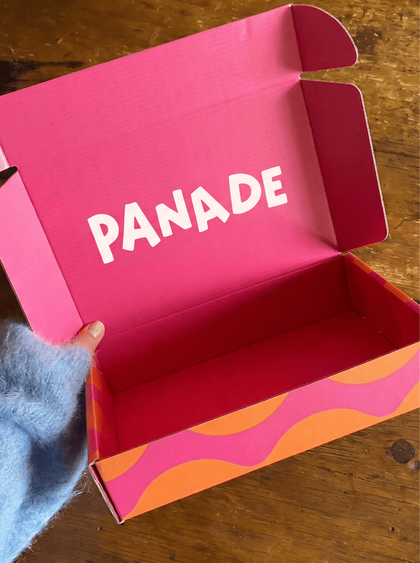 Packaging de marque de mode avec boîte rose et logo Panade - Design Aspect Studio