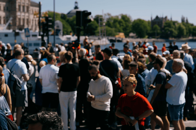 a big crowd looking at the stockholm marathon