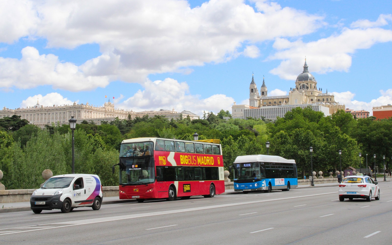 Panoramautsikt over Madrid med Big Bus HOHO-tur som passerer Det kongelige slott og Almudena-katedralen.