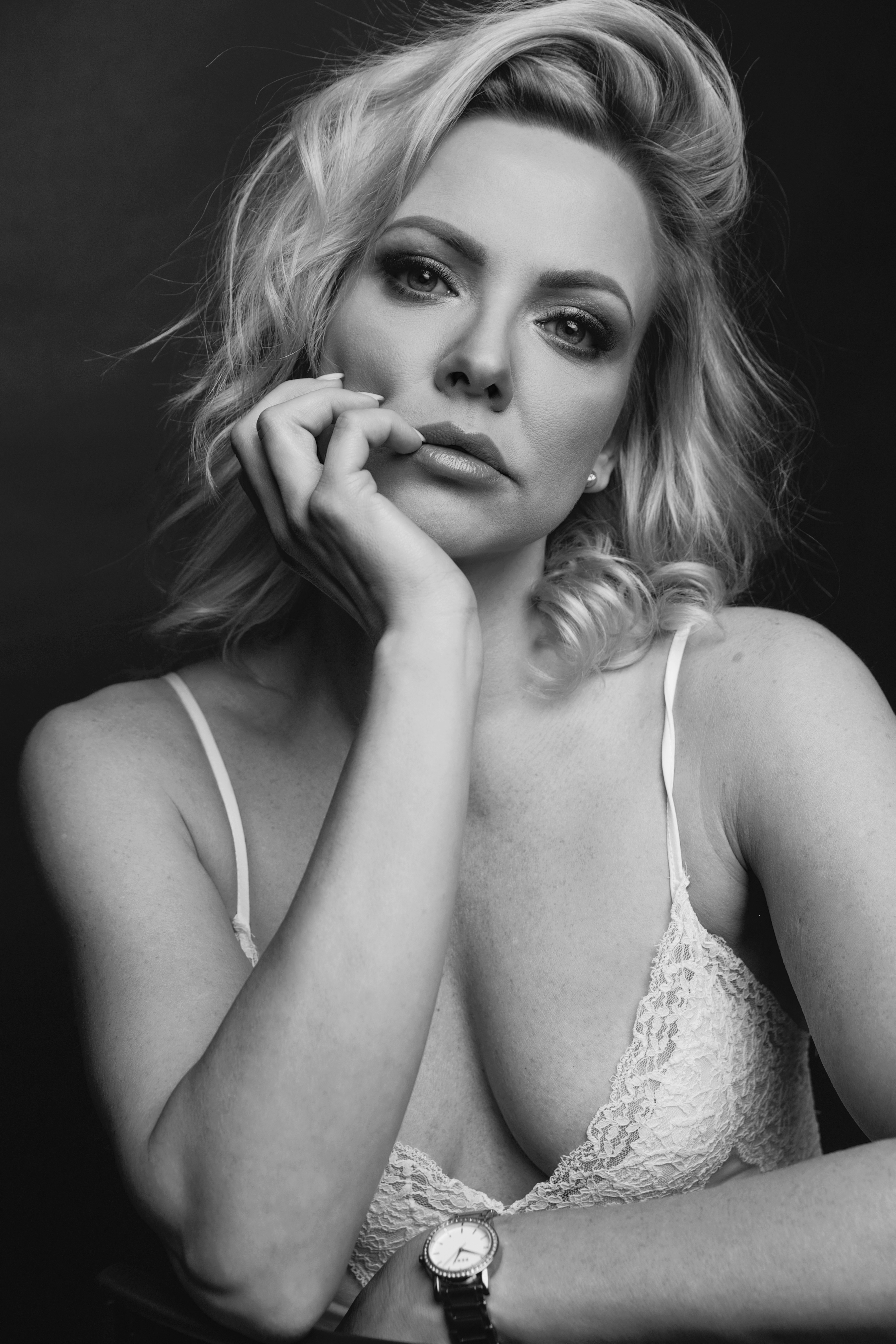 Agnieszka Czyzkowska kobiece sesje fotograficzne Warszawa portret kobiety z reka przy twarzy czarno-biale