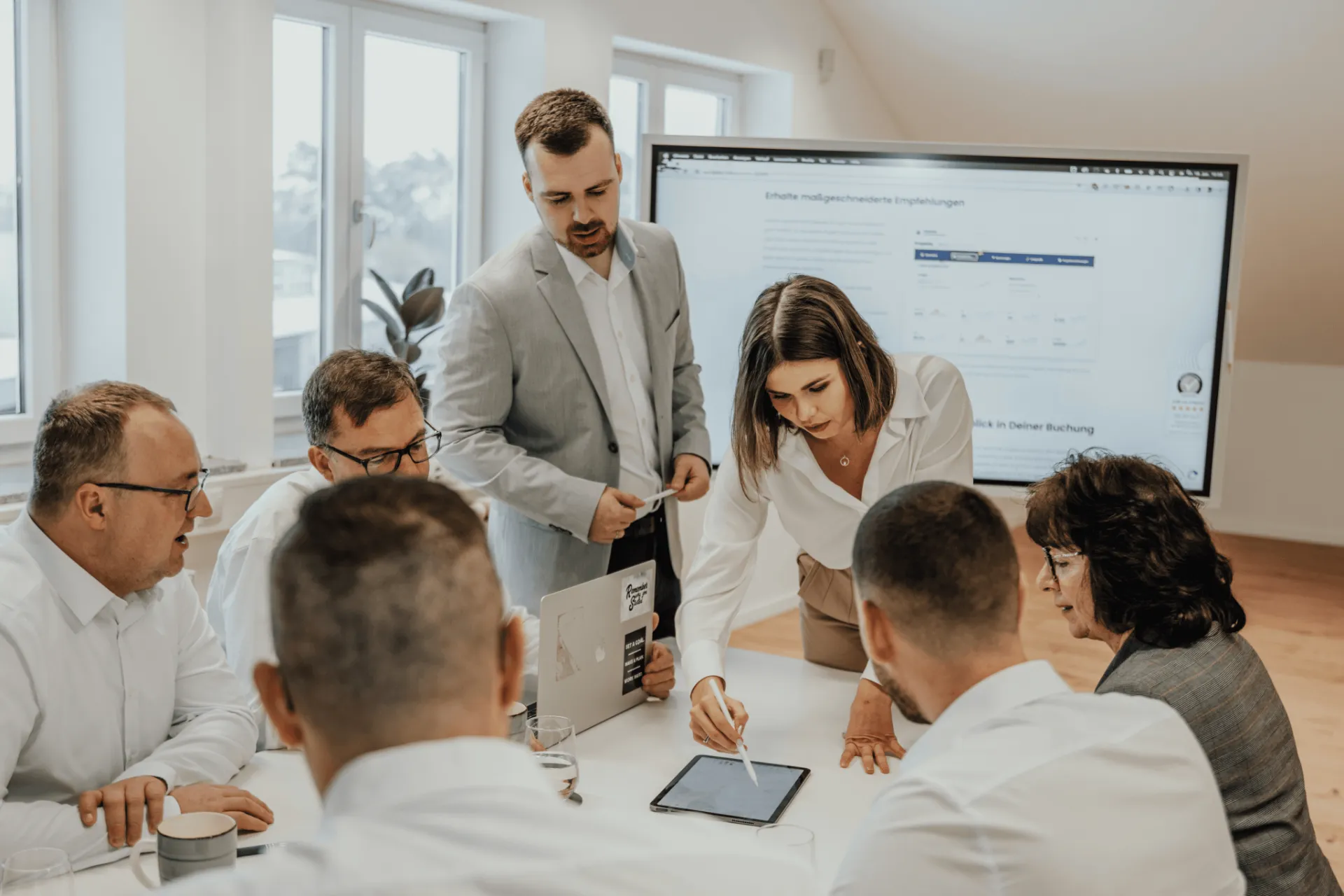 Teammeeting im Unternehmen mit digitaler Umfrage und Stakeholder-Dialog