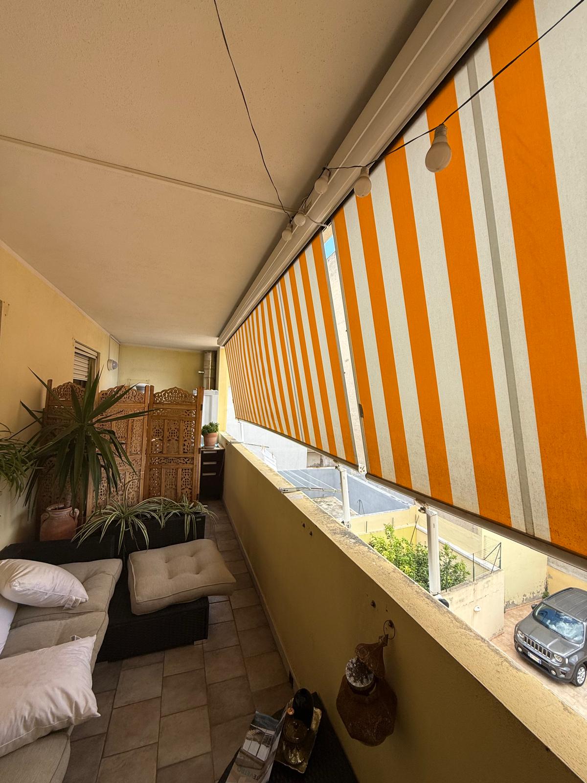 Balcone condominiale con sola tenda da sole, prima dell’installazione della vetrata panoramica.