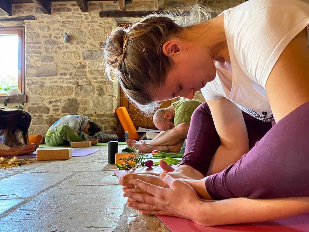 Femme pratiquant le yoga.