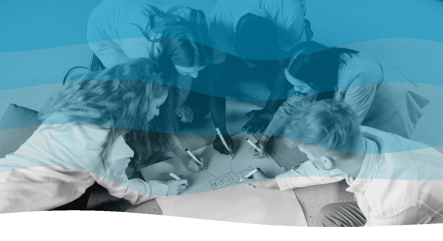 Vijf personen die tegelijkertijd op een brainstormpapier schrijven